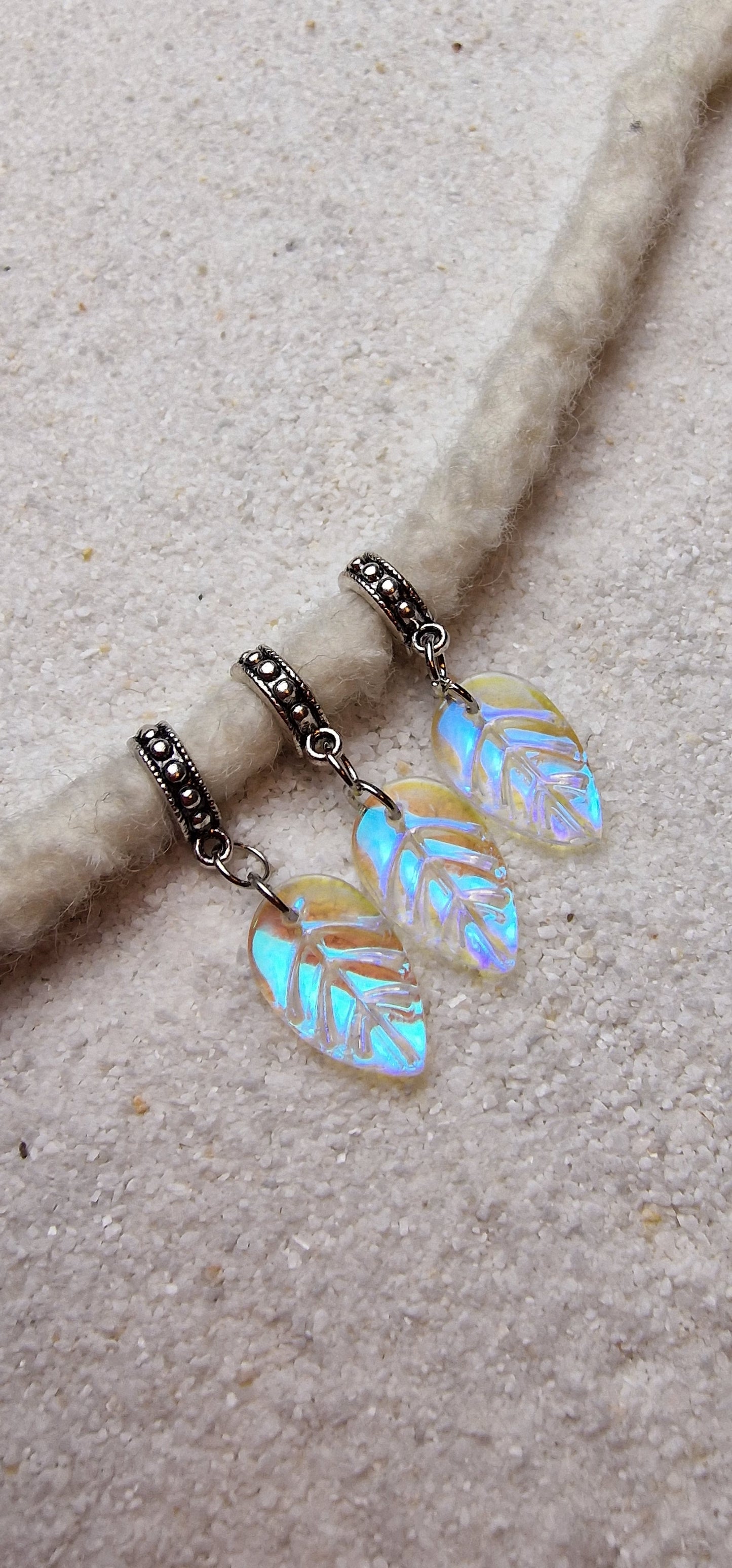 NYMPH Dread Charm / Dreadring /Dreadschmuck/ Flecht Perle mit schimmerndem blattförmigem Glas-Anhänger, einzeln oder als Set mit 3 Stück