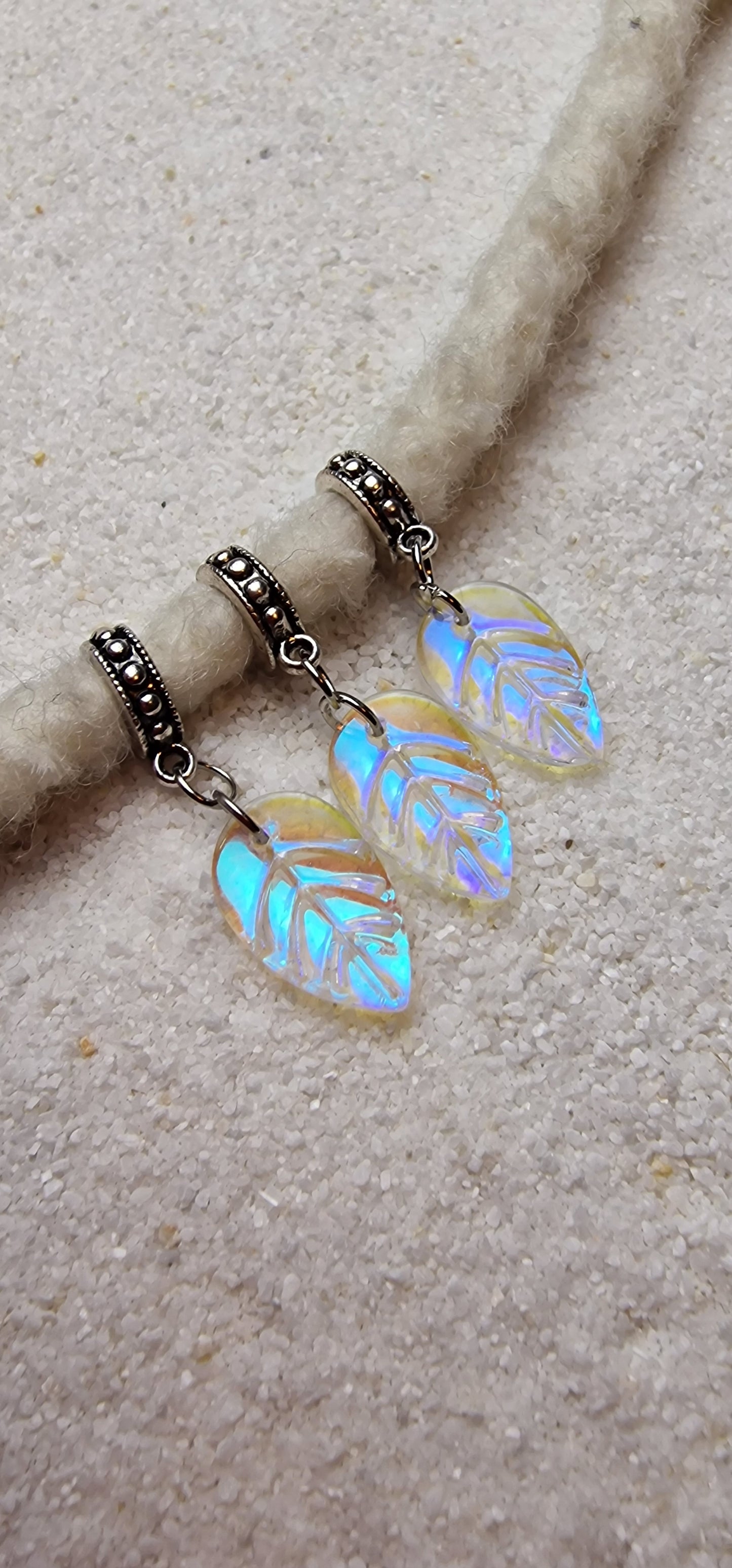 NYMPH Dread Charm / Dreadring /Dreadschmuck/ Flecht Perle mit schimmerndem blattförmigem Glas-Anhänger, einzeln oder als Set mit 3 Stück