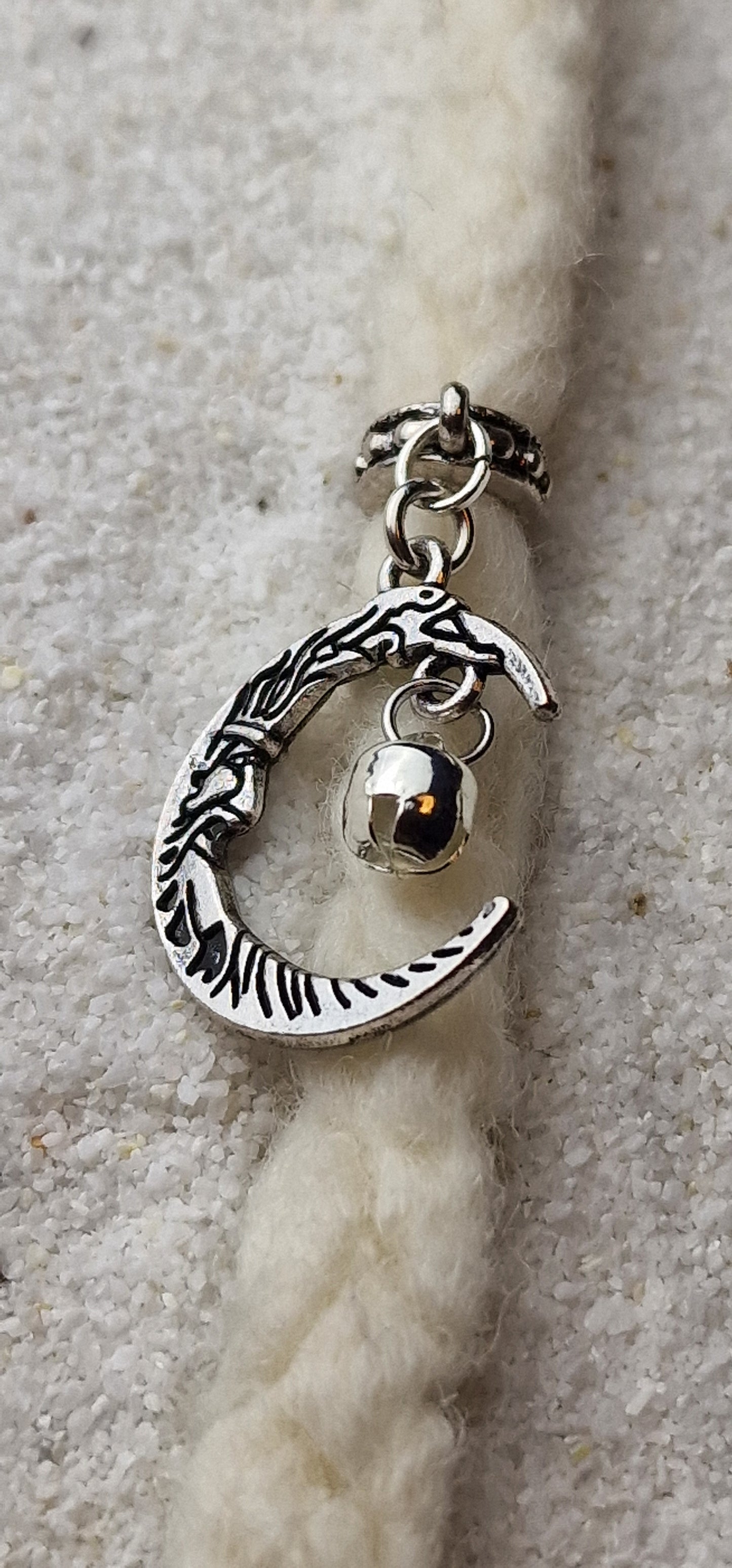 JINGLE MOON Metall Dreadschmuck / Dread Charm / Flecht Perle und Anhänger mit Mondgesicht und kleiner Glocke