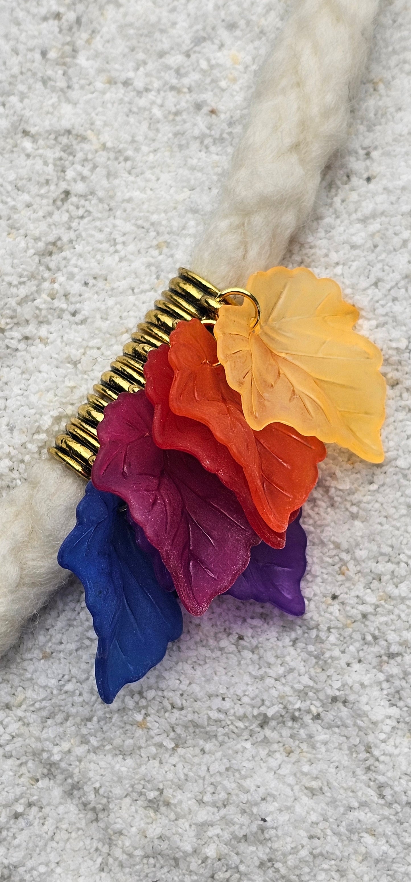 FEENKIND: Dreadschmuck / Dreadring / Dread Charm / Flecht Perle und halbtransparenter Fantasy Blattlaub Acryl-Anhänger in brillianten Farben