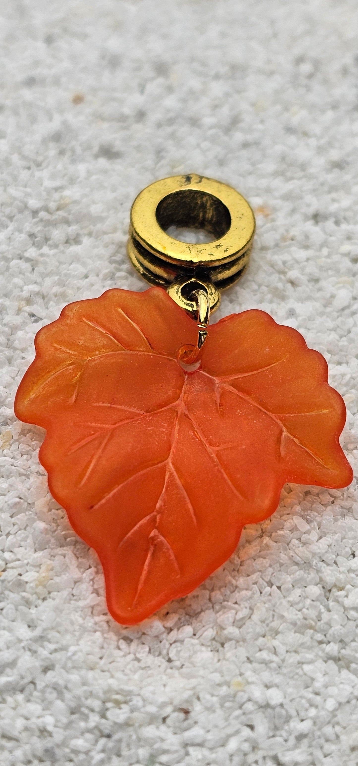 FEENKIND: Dreadschmuck / Dreadring / Dread Charm / Flecht Perle und halbtransparenter Fantasy Blattlaub Acryl-Anhänger in brillianten Farben