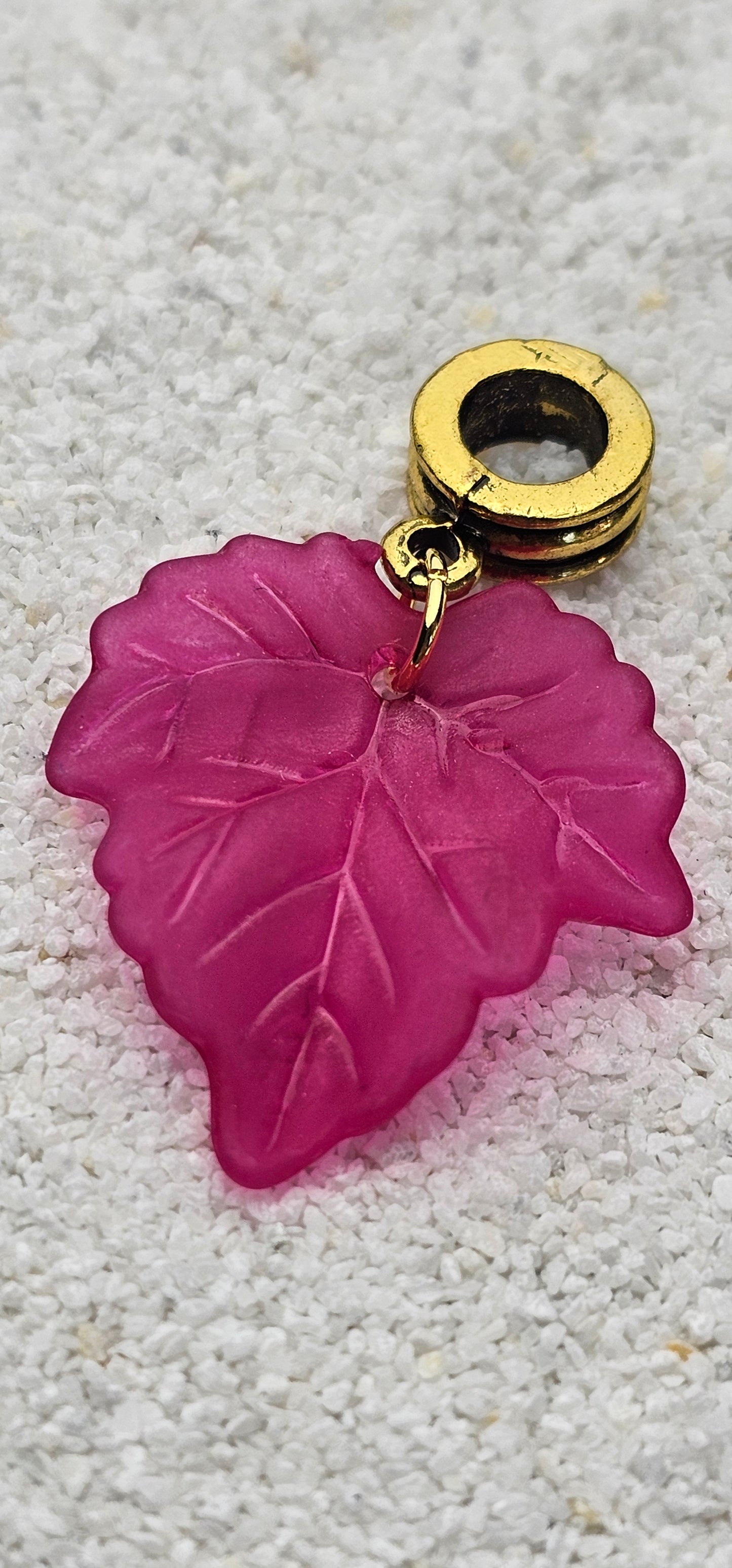 FEENKIND: Dreadschmuck / Dreadring / Dread Charm / Flecht Perle und halbtransparenter Fantasy Blattlaub Acryl-Anhänger in brillianten Farben