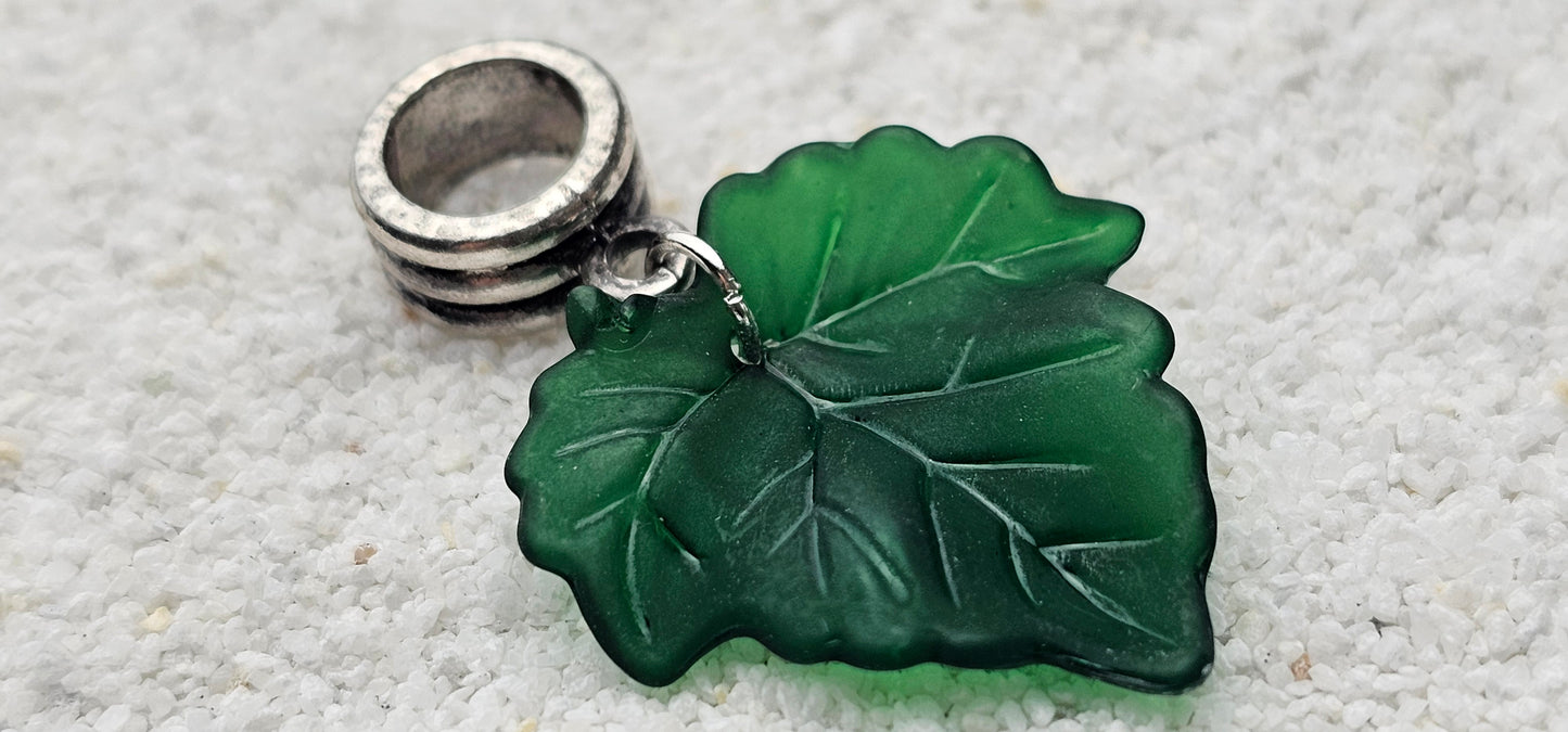 FEENKIND: Dreadschmuck / Dreadring / Dread Charm / Flecht Perle und halbtransparenter Fantasy Blattlaub Acryl-Anhänger in brillianten Farben