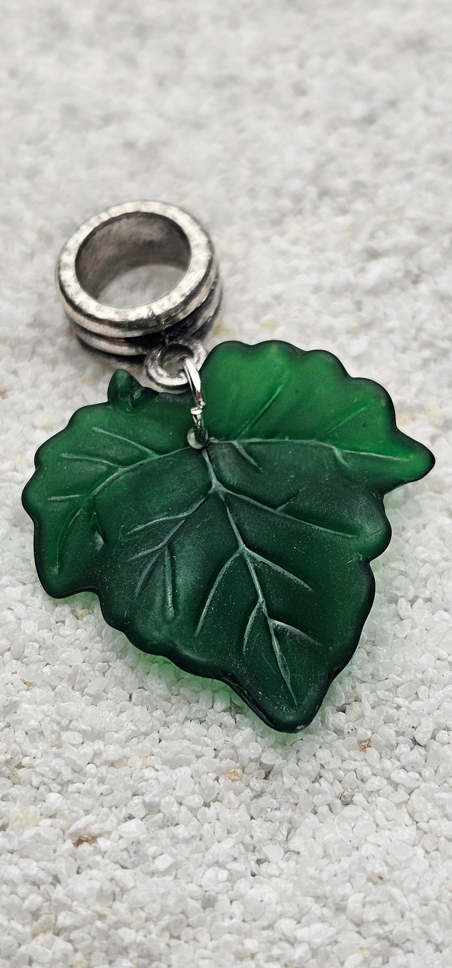 FEENKIND: Dreadschmuck / Dreadring / Dread Charm / Flecht Perle und halbtransparenter Fantasy Blattlaub Acryl-Anhänger in brillianten Farben