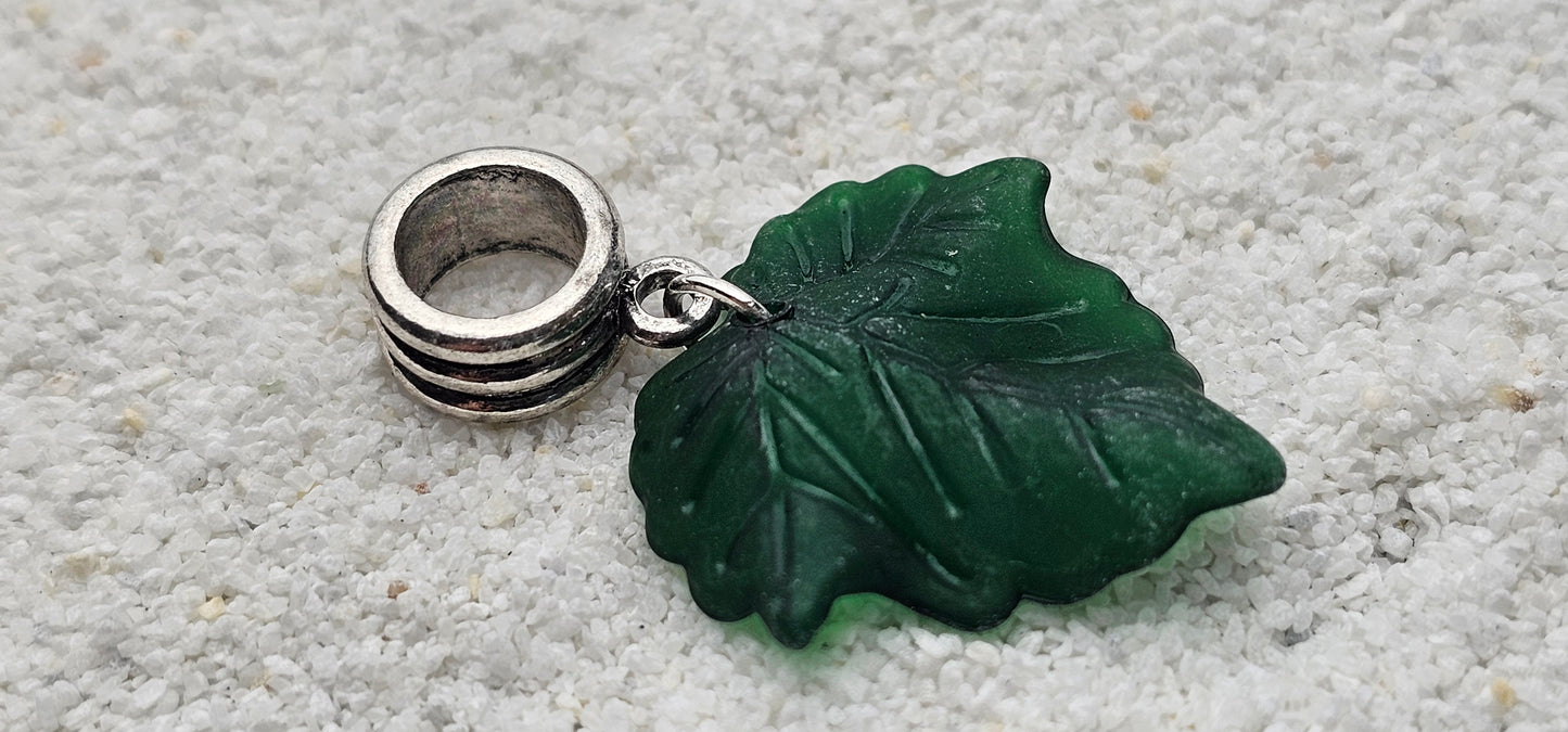 FEENKIND: Dreadschmuck / Dreadring / Dread Charm / Flecht Perle und halbtransparenter Fantasy Blattlaub Acryl-Anhänger in brillianten Farben