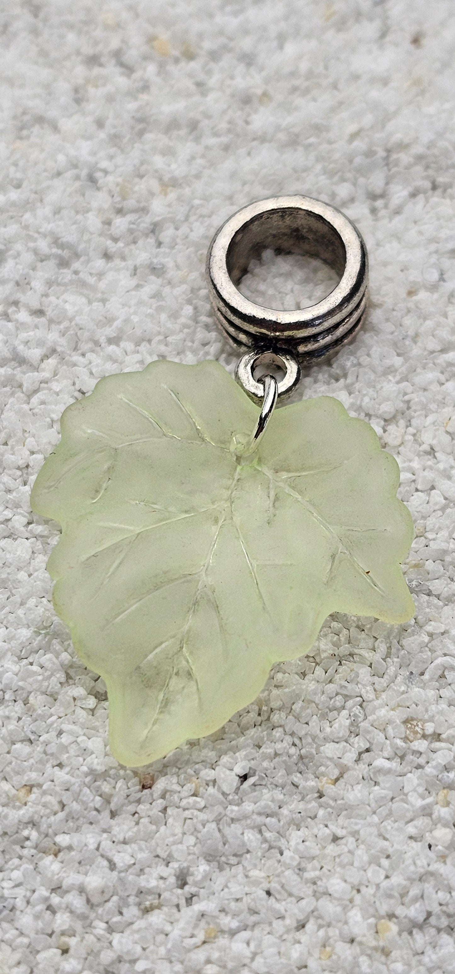 FEENKIND: Dreadschmuck / Dreadring / Dread Charm / Flecht Perle und halbtransparenter Fantasy Blattlaub Acryl-Anhänger in brillianten Farben