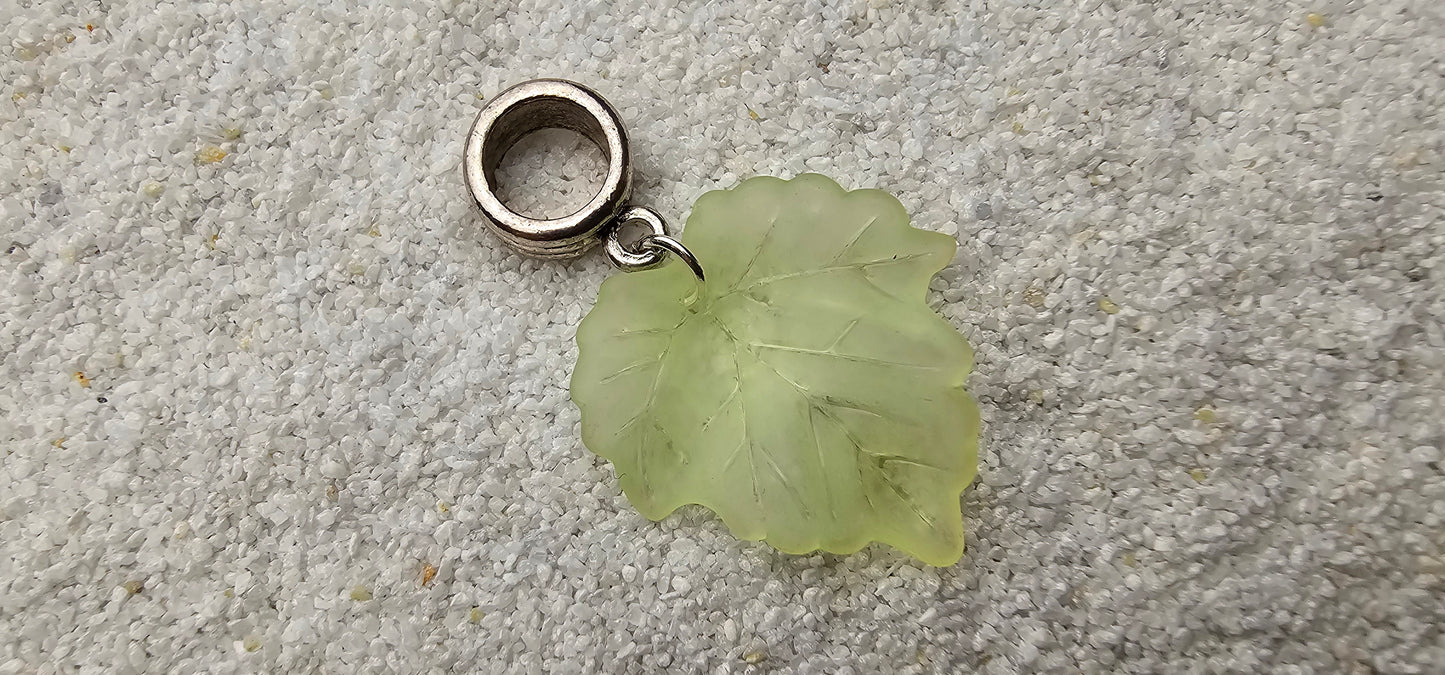 FEENKIND: Dreadschmuck / Dreadring / Dread Charm / Flecht Perle und halbtransparenter Fantasy Blattlaub Acryl-Anhänger in brillianten Farben