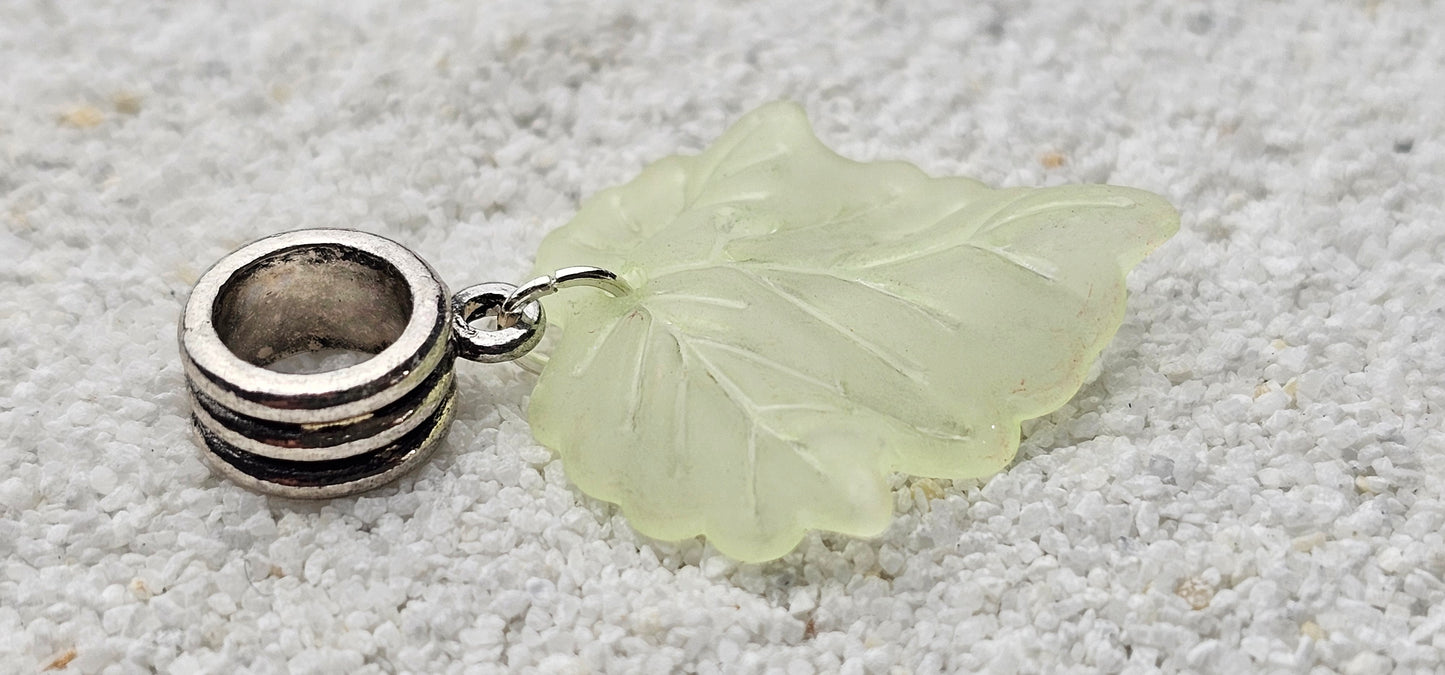 FEENKIND: Dreadschmuck / Dreadring / Dread Charm / Flecht Perle und halbtransparenter Fantasy Blattlaub Acryl-Anhänger in brillianten Farben