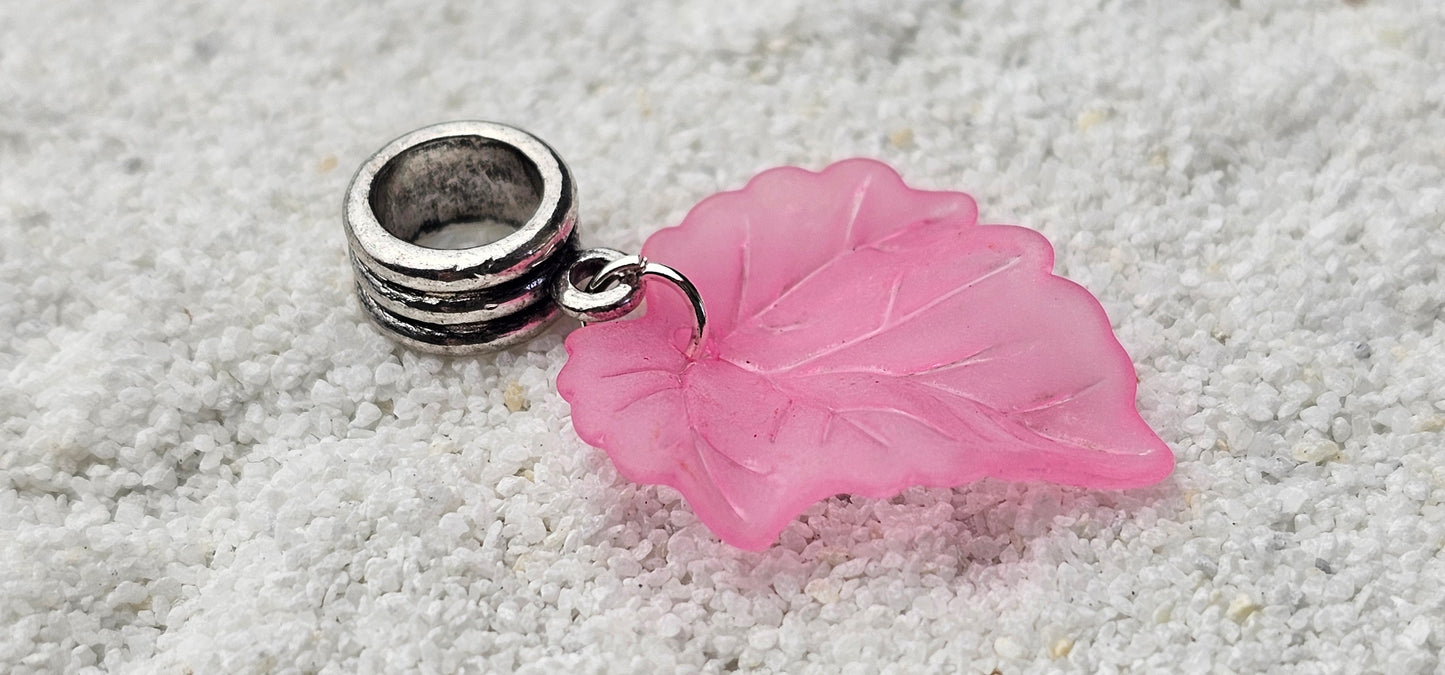 FEENKIND: Dreadschmuck / Dreadring / Dread Charm / Flecht Perle und halbtransparenter Fantasy Blattlaub Acryl-Anhänger in brillianten Farben