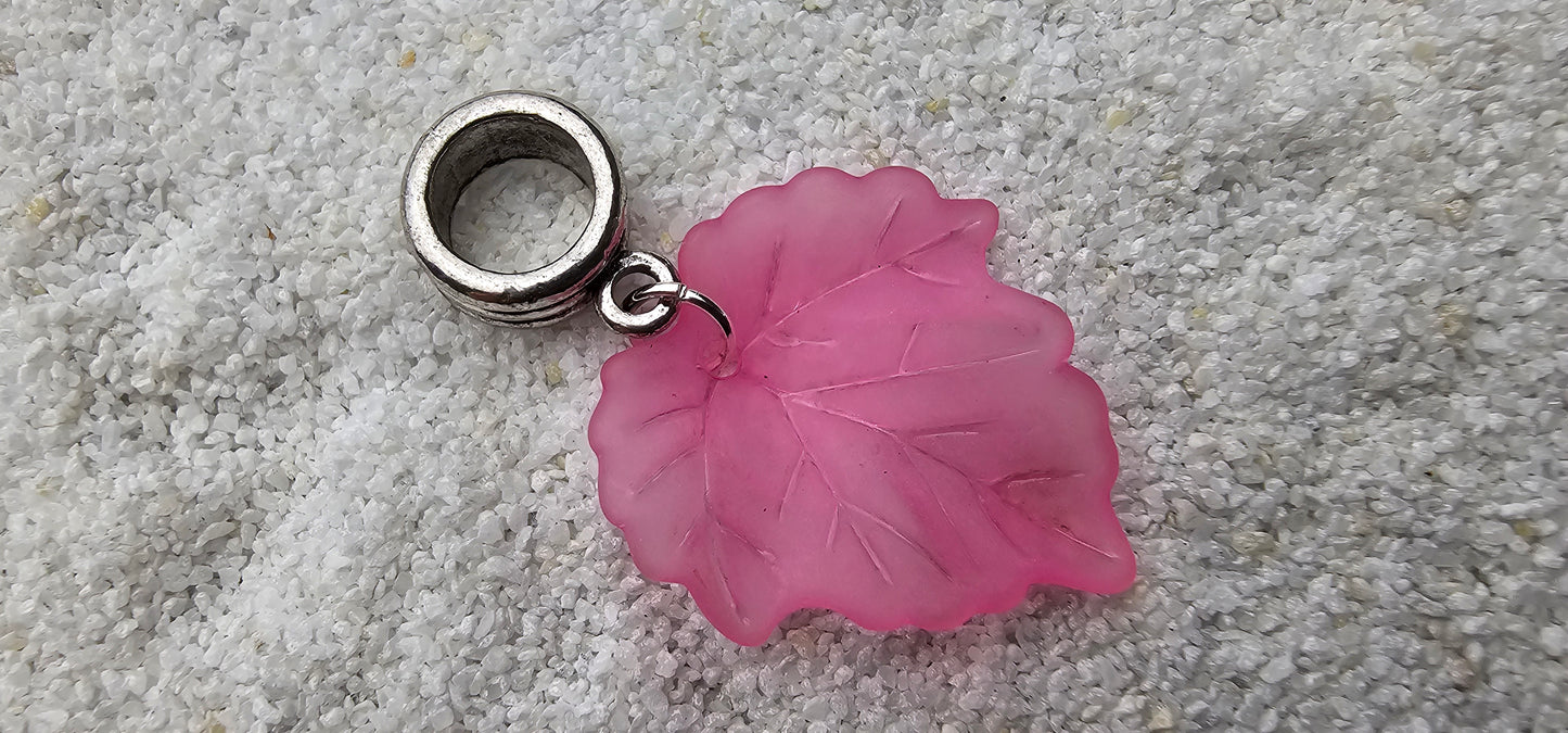 FEENKIND: Dreadschmuck / Dreadring / Dread Charm / Flecht Perle und halbtransparenter Fantasy Blattlaub Acryl-Anhänger in brillianten Farben