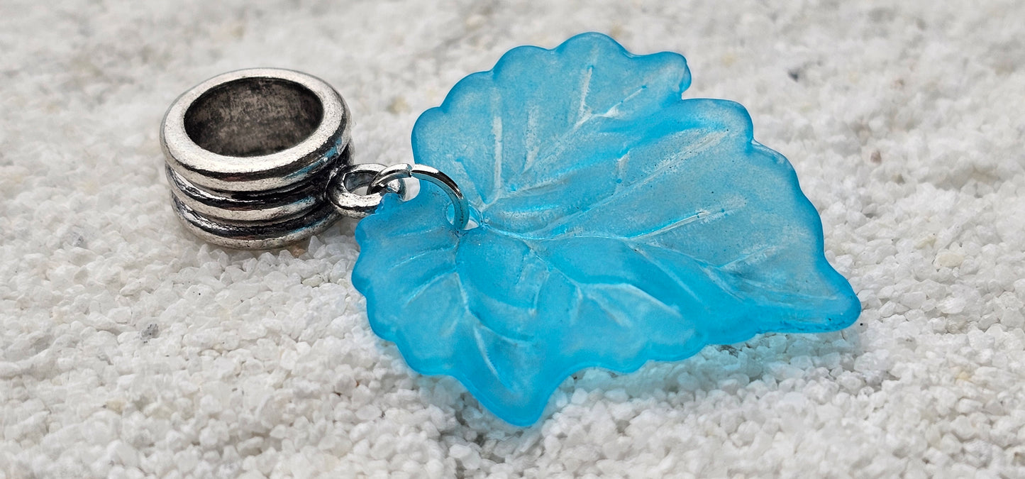 FEENKIND: Dreadschmuck / Dreadring / Dread Charm / Flecht Perle und halbtransparenter Fantasy Blattlaub Acryl-Anhänger in brillianten Farben