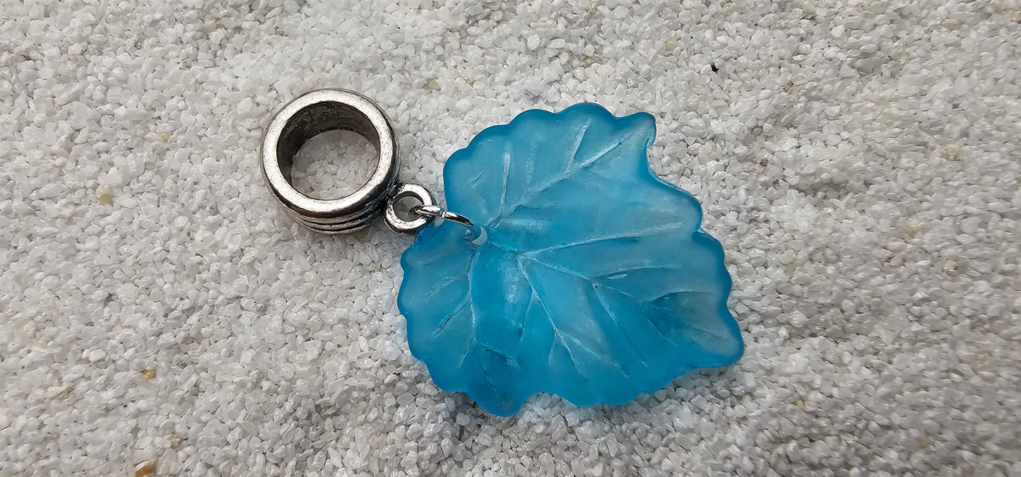 FEENKIND: Dreadschmuck / Dreadring / Dread Charm / Flecht Perle und halbtransparenter Fantasy Blattlaub Acryl-Anhänger in brillianten Farben