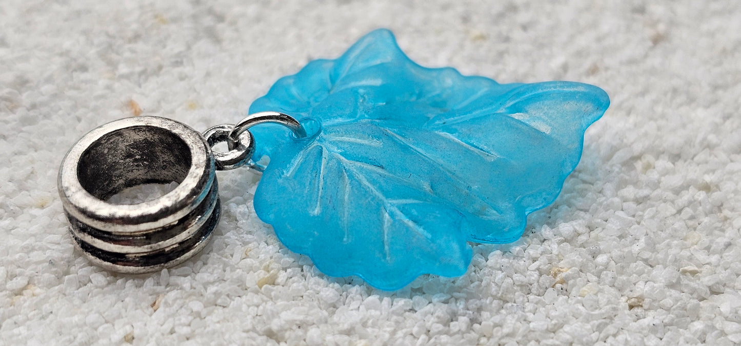 FEENKIND: Dreadschmuck / Dreadring / Dread Charm / Flecht Perle und halbtransparenter Fantasy Blattlaub Acryl-Anhänger in brillianten Farben