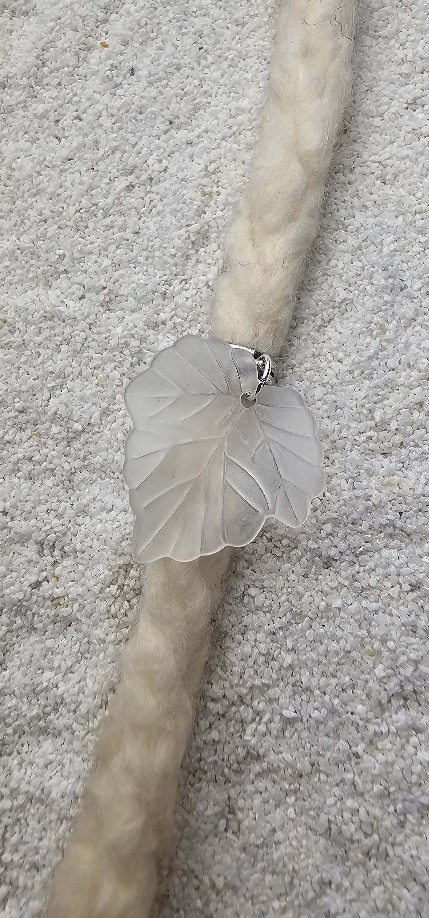 FEENKIND: Dreadschmuck / Dreadring / Dread Charm / Flecht Perle und halbtransparenter Fantasy Blattlaub Acryl-Anhänger in brillianten Farben