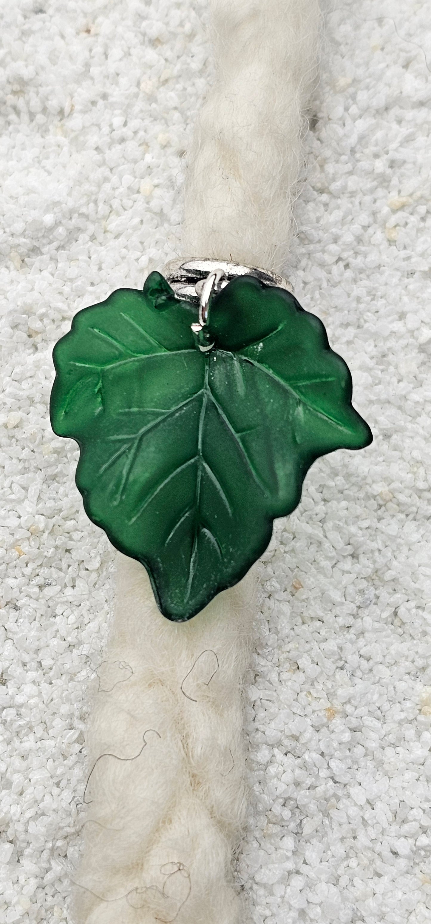 FEENKIND: Dreadschmuck / Dreadring / Dread Charm / Flecht Perle und halbtransparenter Fantasy Blattlaub Acryl-Anhänger in brillianten Farben