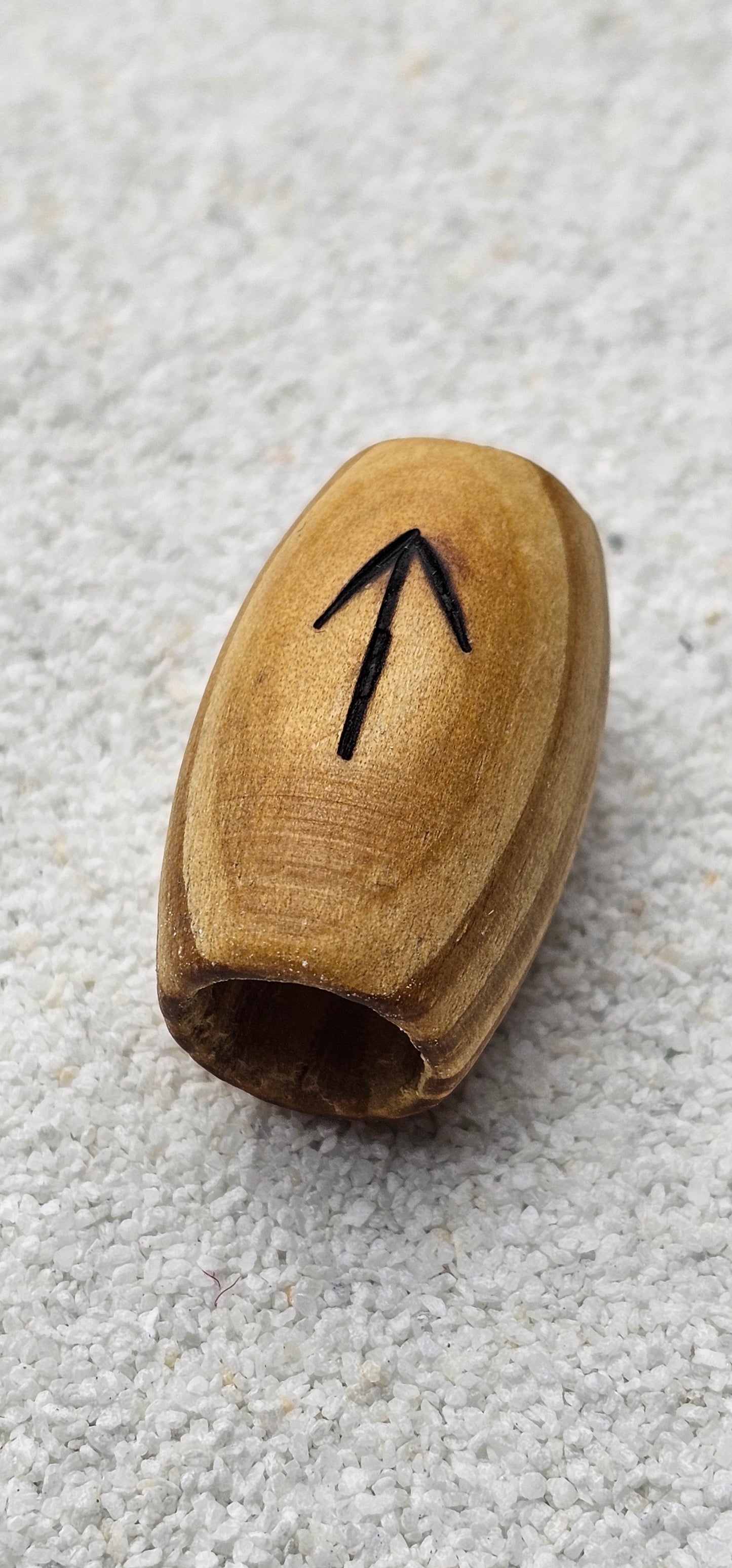 XXL BRANDRUNE TIWAZ - Riesige Holz Großlochperle Dreadschmuck / Dread Perle / Flecht Perle aus Kiefernholz mit eingebrannter Rune, glatt poliert