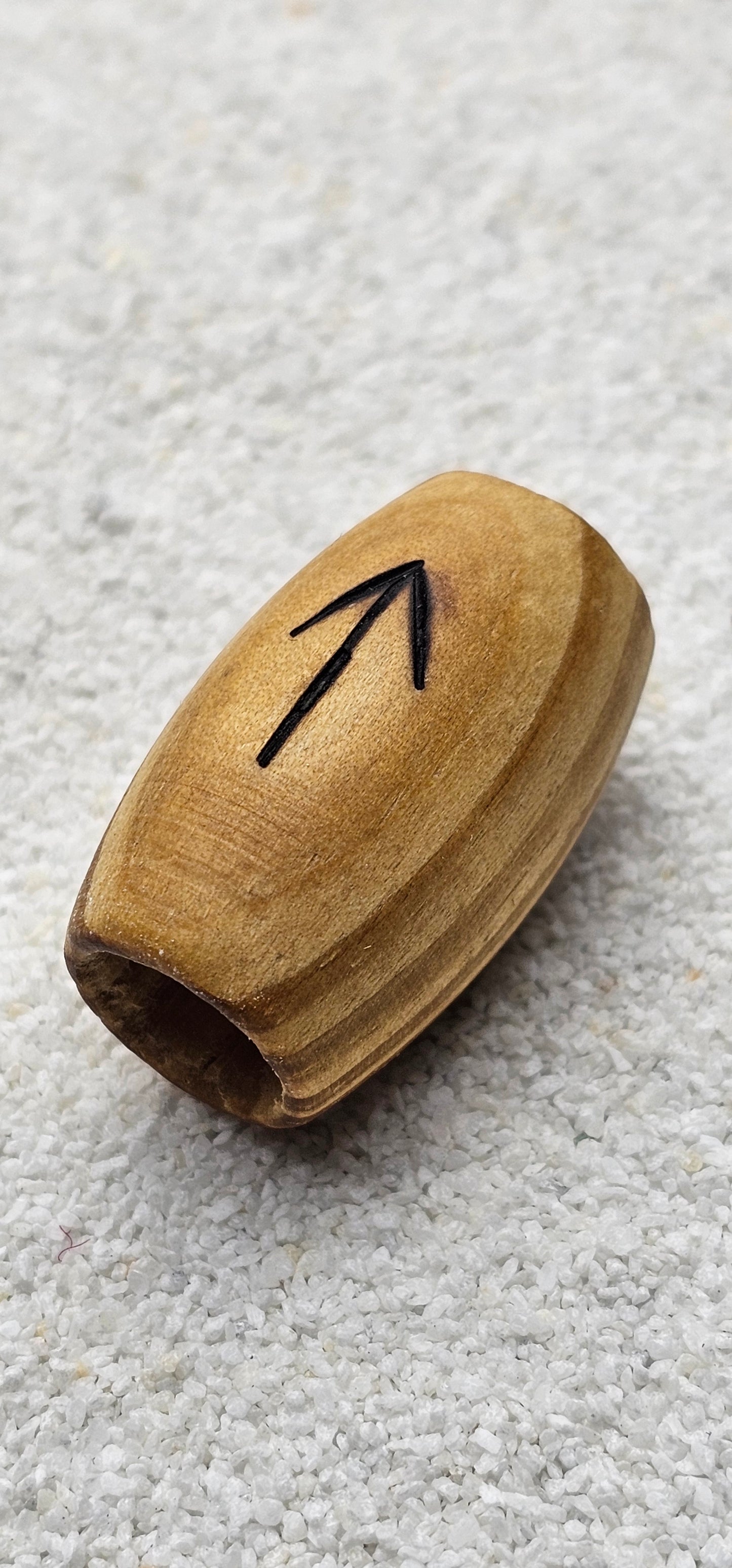 XXL BRANDRUNE TIWAZ - Riesige Holz Großlochperle Dreadschmuck / Dread Perle / Flecht Perle aus Kiefernholz mit eingebrannter Rune, glatt poliert