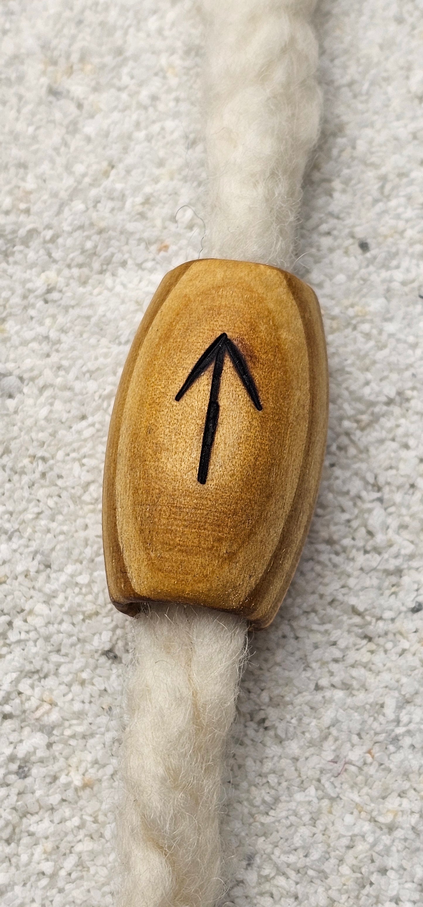 XXL BRANDRUNE TIWAZ - Riesige Holz Großlochperle Dreadschmuck / Dread Perle / Flecht Perle aus Kiefernholz mit eingebrannter Rune, glatt poliert