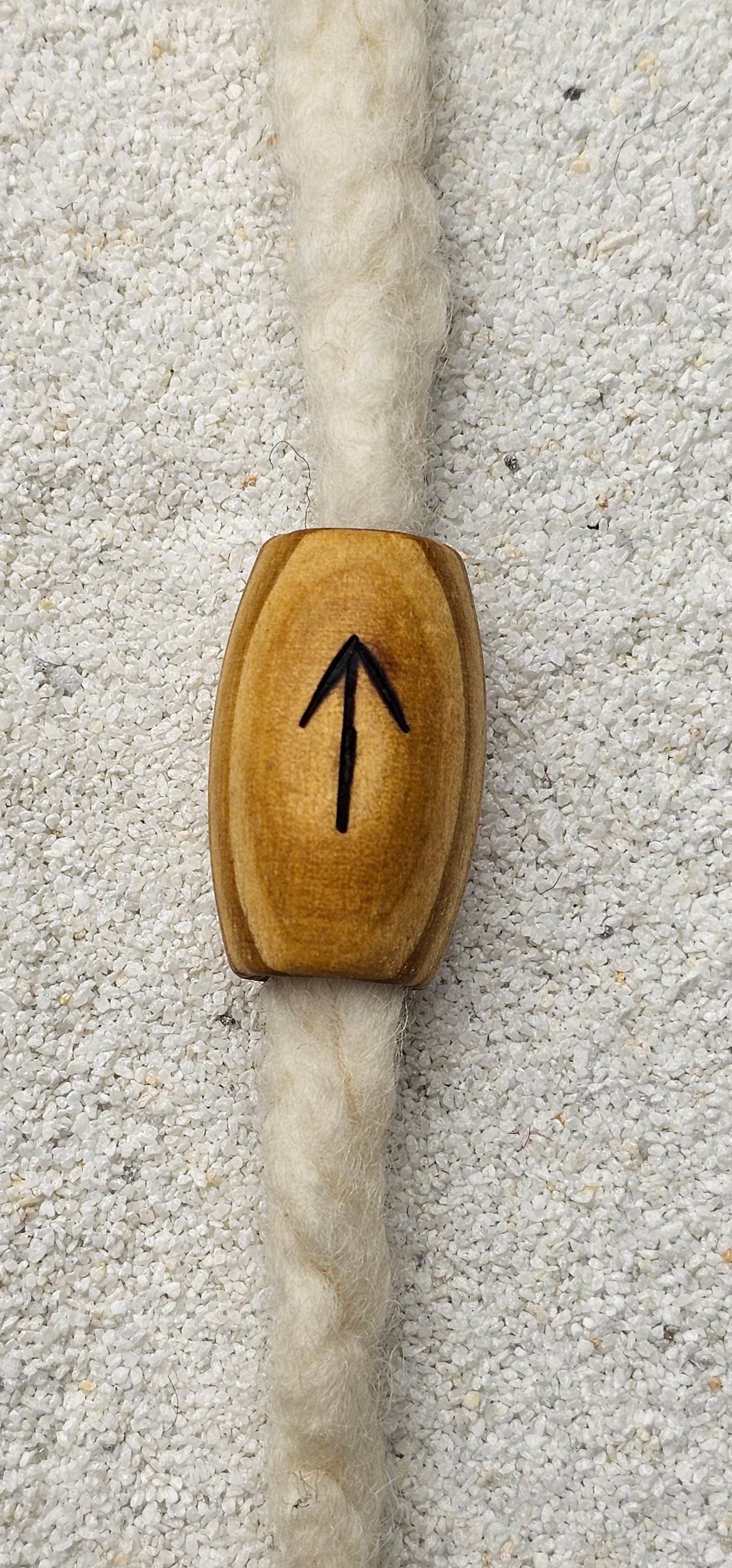XXL BRANDRUNE TIWAZ - Riesige Holz Großlochperle Dreadschmuck / Dread Perle / Flecht Perle aus Kiefernholz mit eingebrannter Rune, glatt poliert