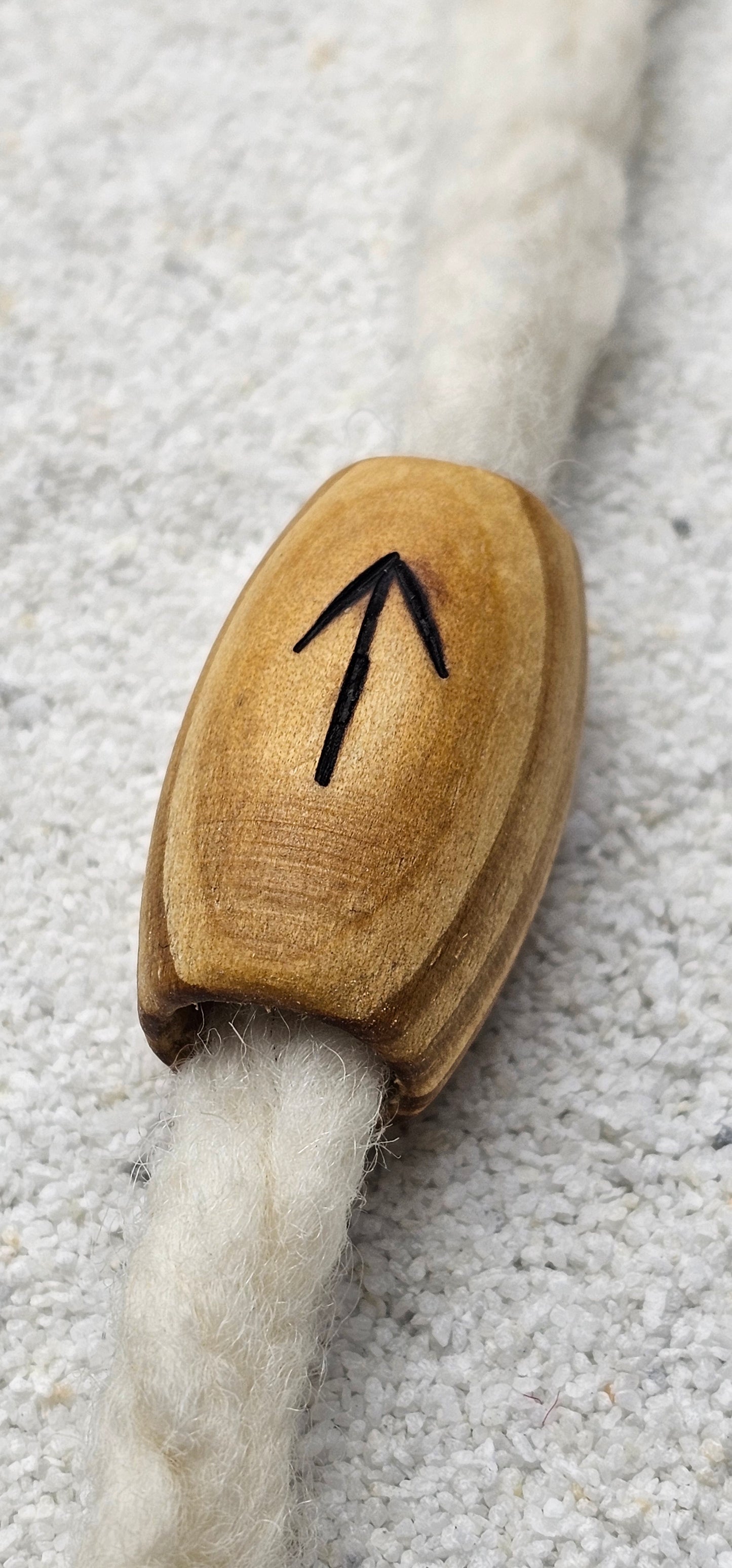XXL BRANDRUNE TIWAZ - Riesige Holz Großlochperle Dreadschmuck / Dread Perle / Flecht Perle aus Kiefernholz mit eingebrannter Rune, glatt poliert