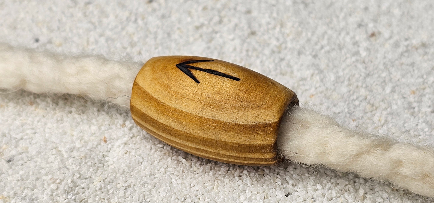 XXL BRANDRUNE TIWAZ - Riesige Holz Großlochperle Dreadschmuck / Dread Perle / Flecht Perle aus Kiefernholz mit eingebrannter Rune, glatt poliert