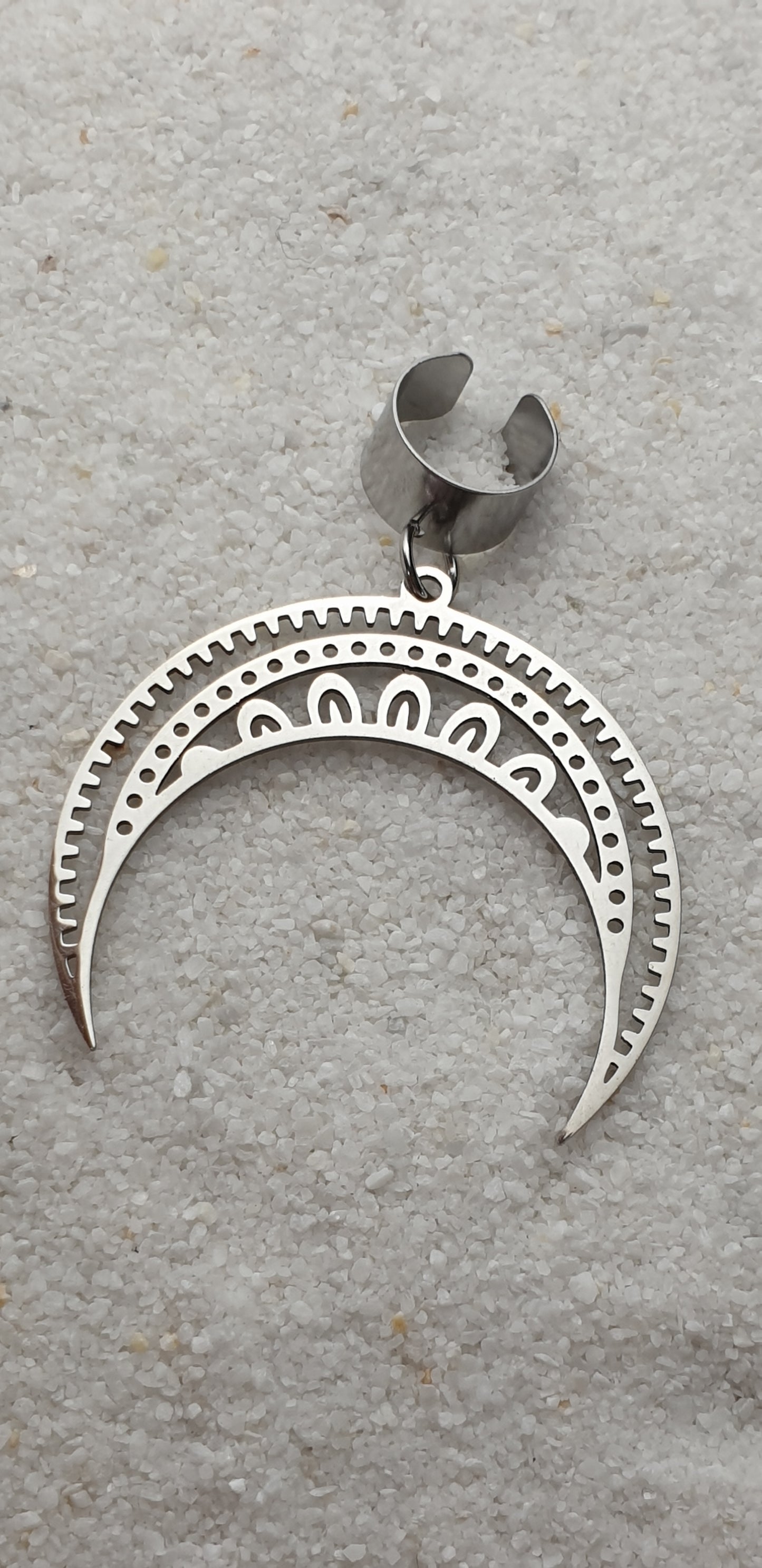 MOON GODDESS Ear Cuff mit riesigem Sichel Mond Schmuckanhänger aus Edelstahl