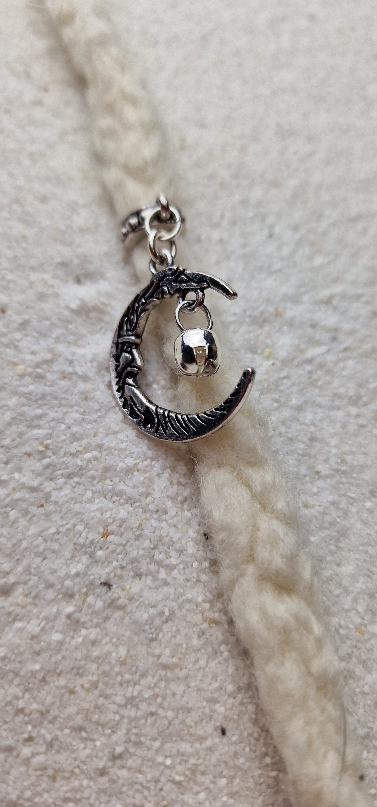 JINGLE MOON Metall Dreadschmuck / Dread Charm / Flecht Perle und Anhänger mit Mondgesicht und kleiner Glocke