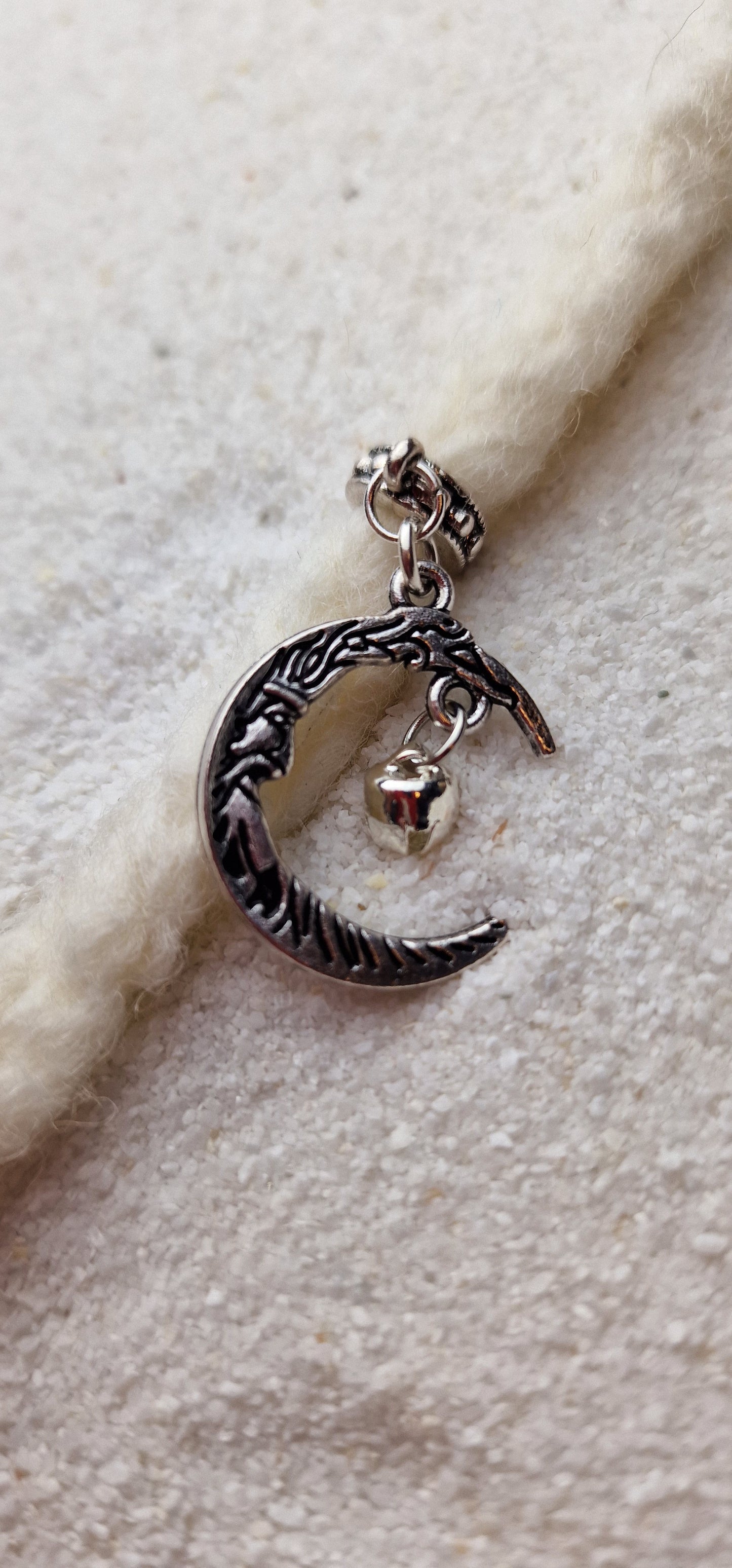 JINGLE MOON Metall Dreadschmuck / Dread Charm / Flecht Perle und Anhänger mit Mondgesicht und kleiner Glocke