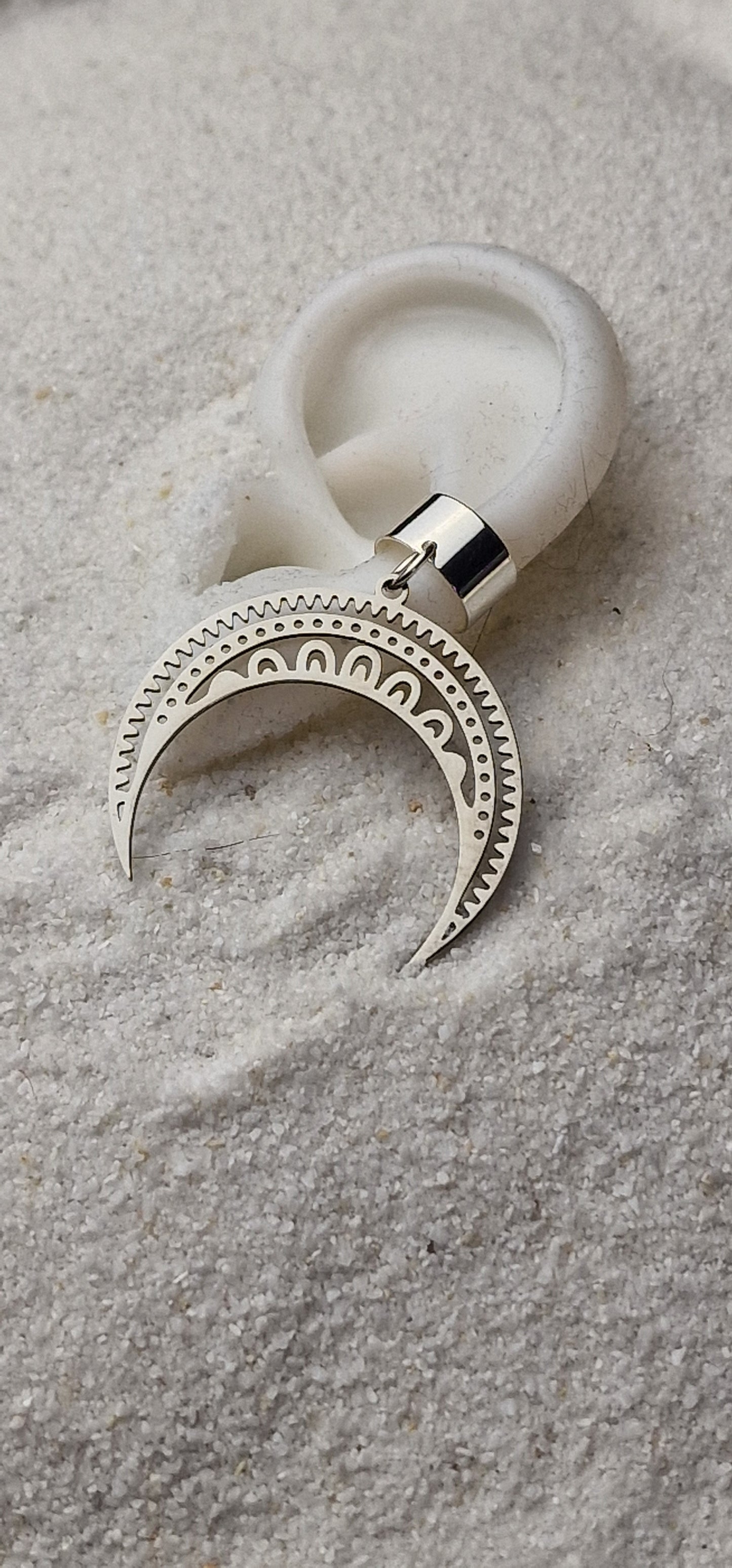 MOON GODDESS Ear Cuff mit riesigem Sichel Mond Schmuckanhänger aus Edelstahl