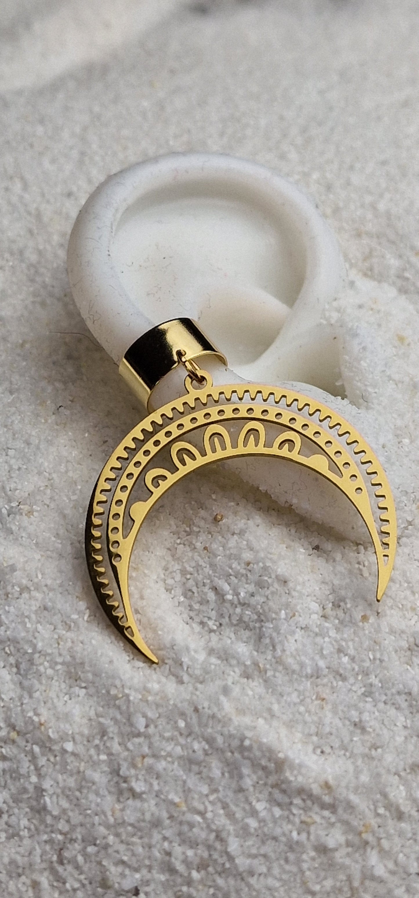MOON GODDESS Ear Cuff mit riesigem Sichel Mond Schmuckanhänger aus Edelstahl