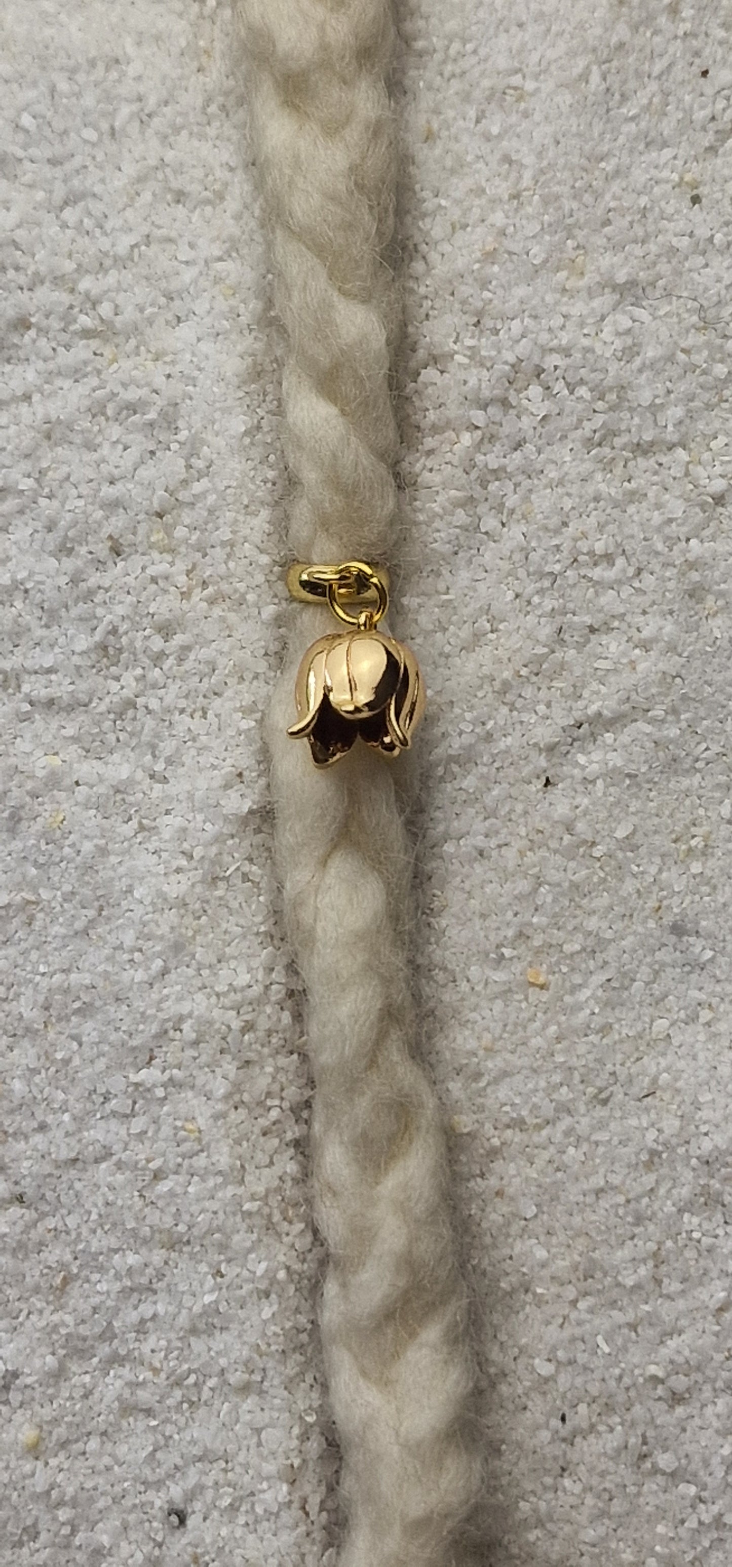 MAIGLÖCKCHEN Metall Dreadschmuck / Dread Charm / Flecht Perle / Dreadring mit zierlichem XS Blüten Anhänger aus Edelstahl
