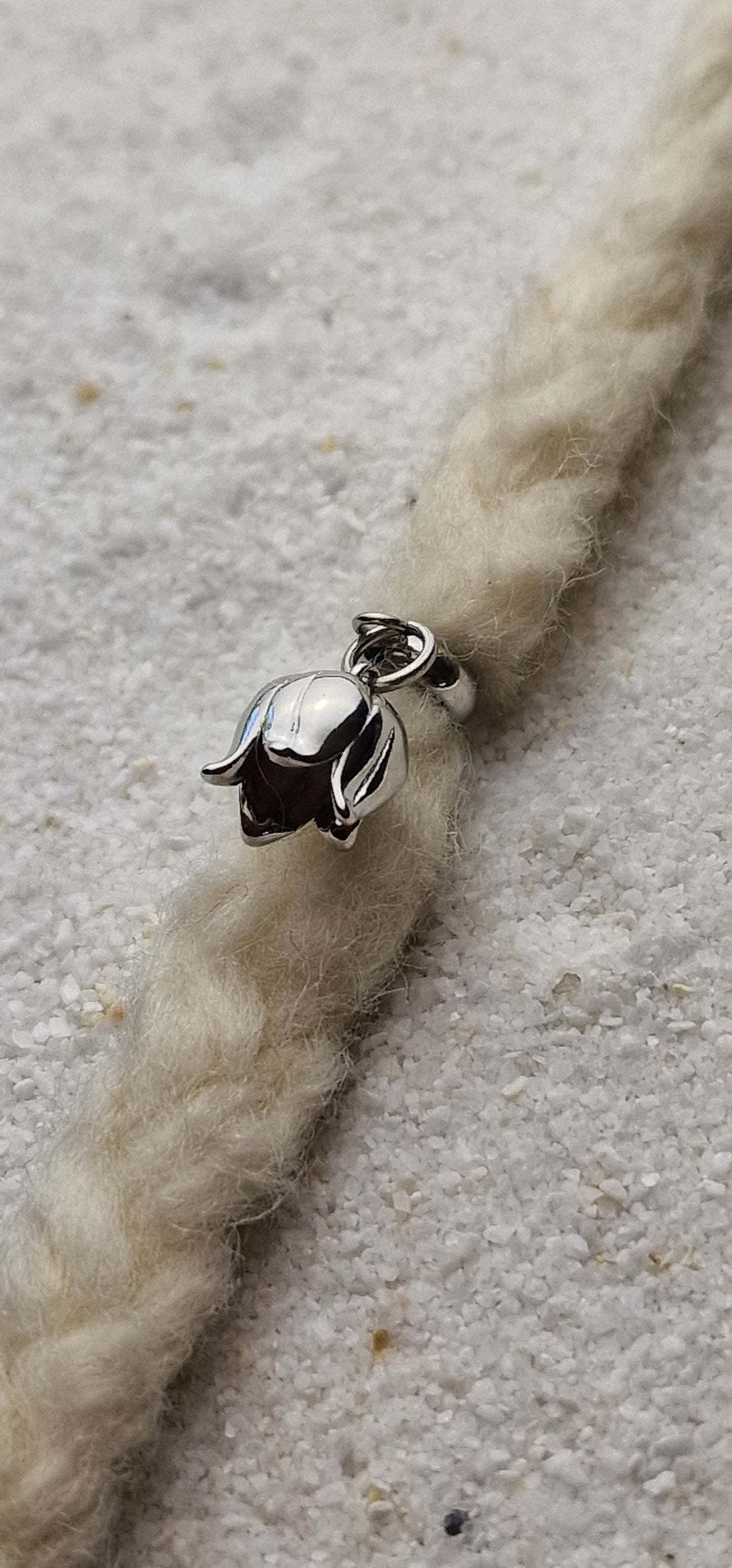 MAIGLÖCKCHEN Metall Dreadschmuck / Dread Charm / Flecht Perle / Dreadring mit zierlichem XS Blüten Anhänger aus Edelstahl