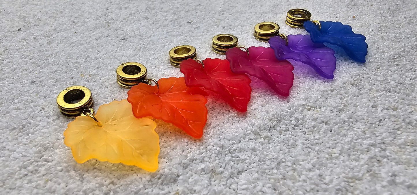 FEENKIND: Dreadschmuck / Dreadring / Dread Charm / Flecht Perle und halbtransparenter Fantasy Blattlaub Acryl-Anhänger in brillianten Farben
