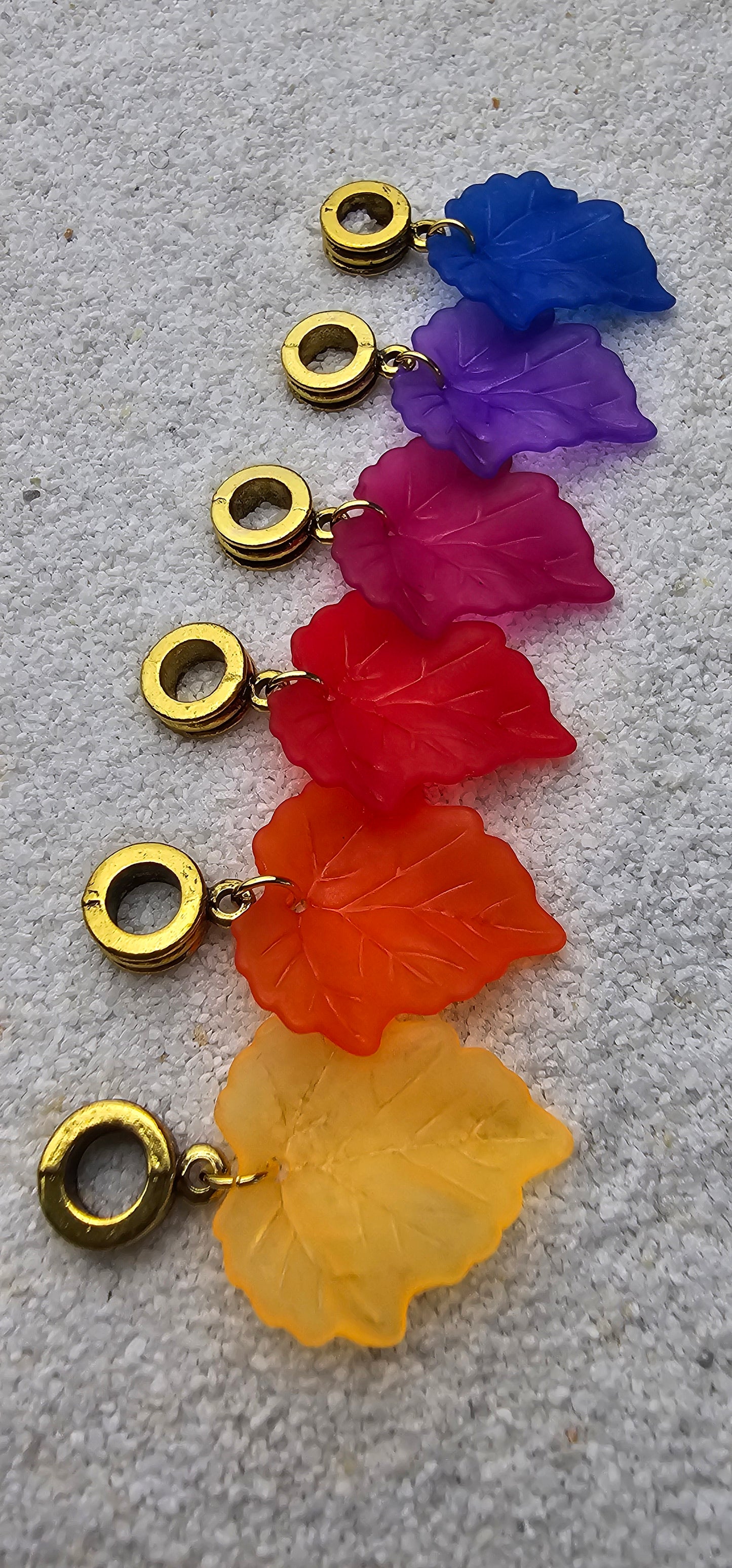 FEENKIND: Dreadschmuck / Dreadring / Dread Charm / Flecht Perle und halbtransparenter Fantasy Blattlaub Acryl-Anhänger in brillianten Farben
