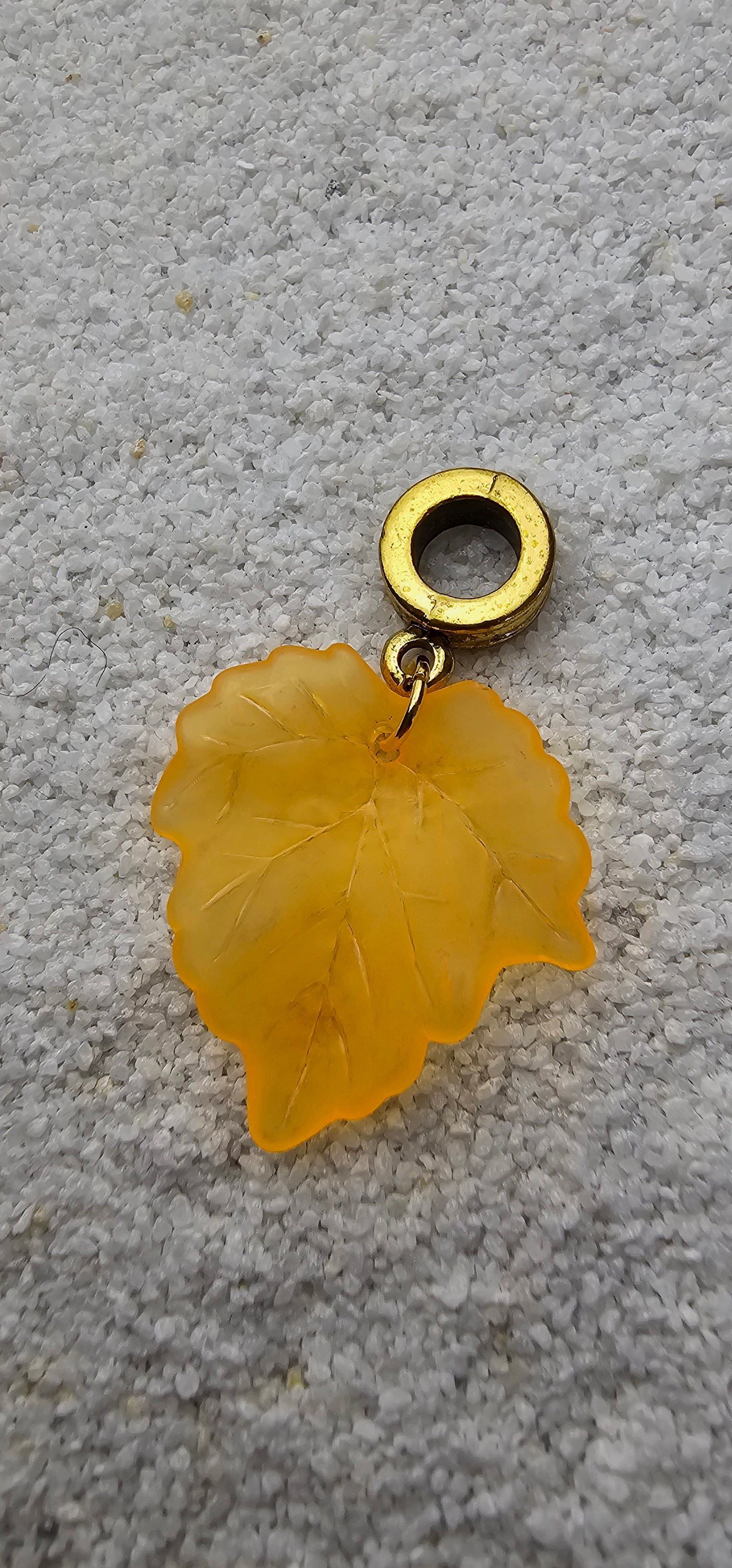 FEENKIND: Dreadschmuck / Dreadring / Dread Charm / Flecht Perle und halbtransparenter Fantasy Blattlaub Acryl-Anhänger in brillianten Farben