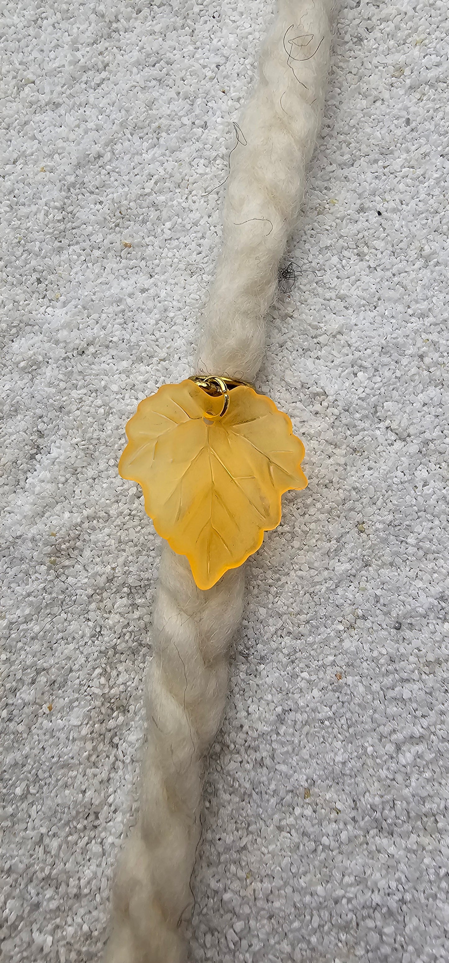 FEENKIND: Dreadschmuck / Dreadring / Dread Charm / Flecht Perle und halbtransparenter Fantasy Blattlaub Acryl-Anhänger in brillianten Farben
