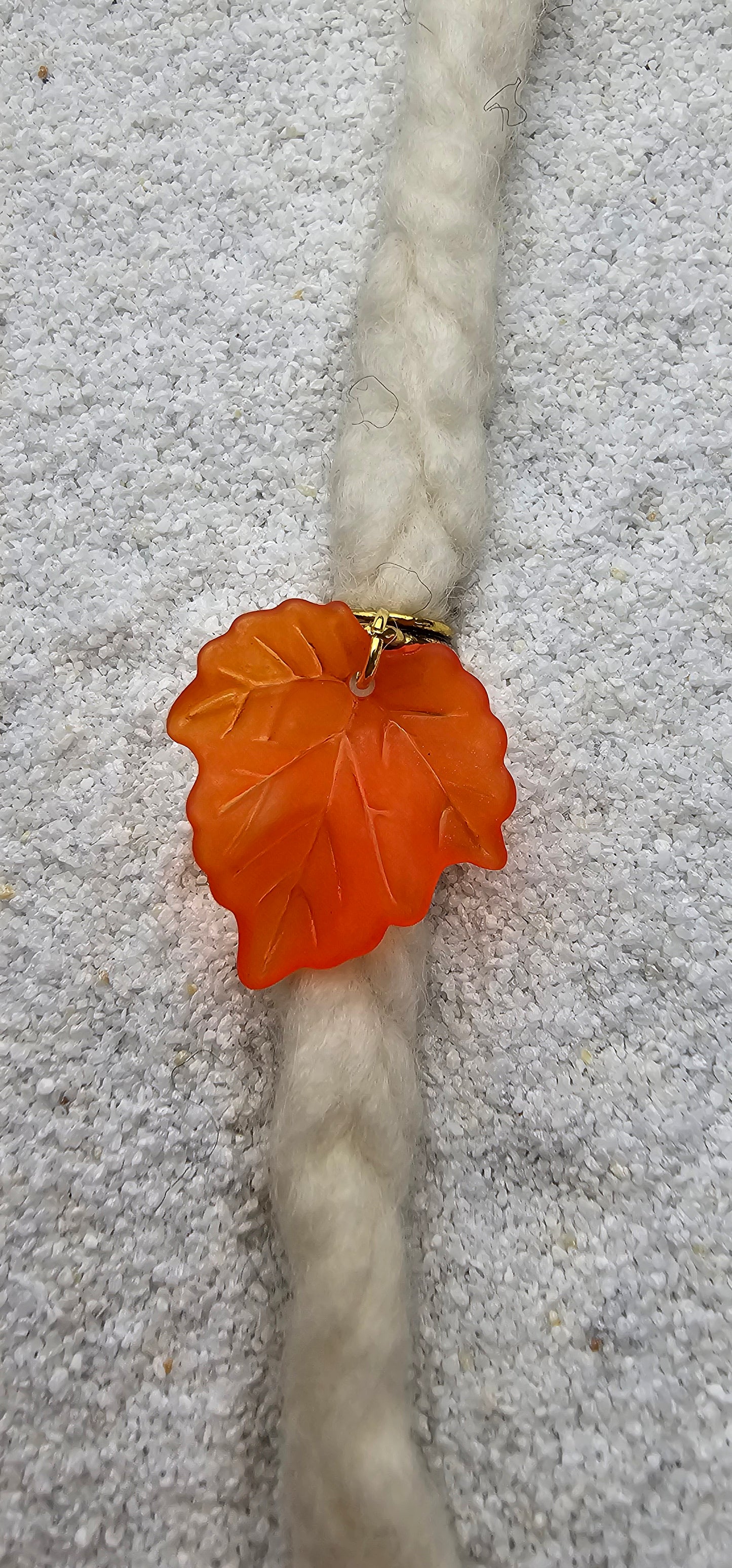 FEENKIND: Dreadschmuck / Dreadring / Dread Charm / Flecht Perle und halbtransparenter Fantasy Blattlaub Acryl-Anhänger in brillianten Farben