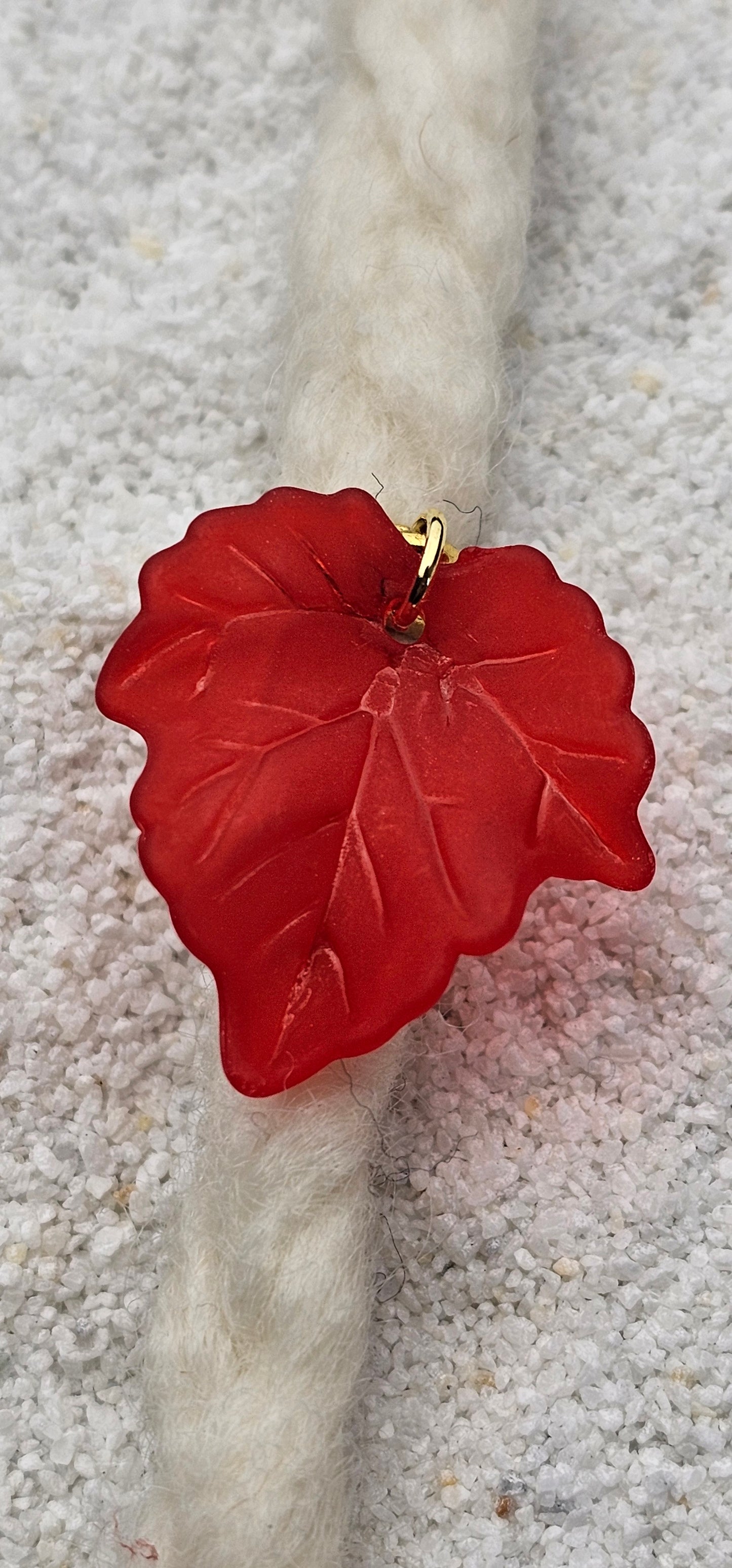 FEENKIND: Dreadschmuck / Dreadring / Dread Charm / Flecht Perle und halbtransparenter Fantasy Blattlaub Acryl-Anhänger in brillianten Farben