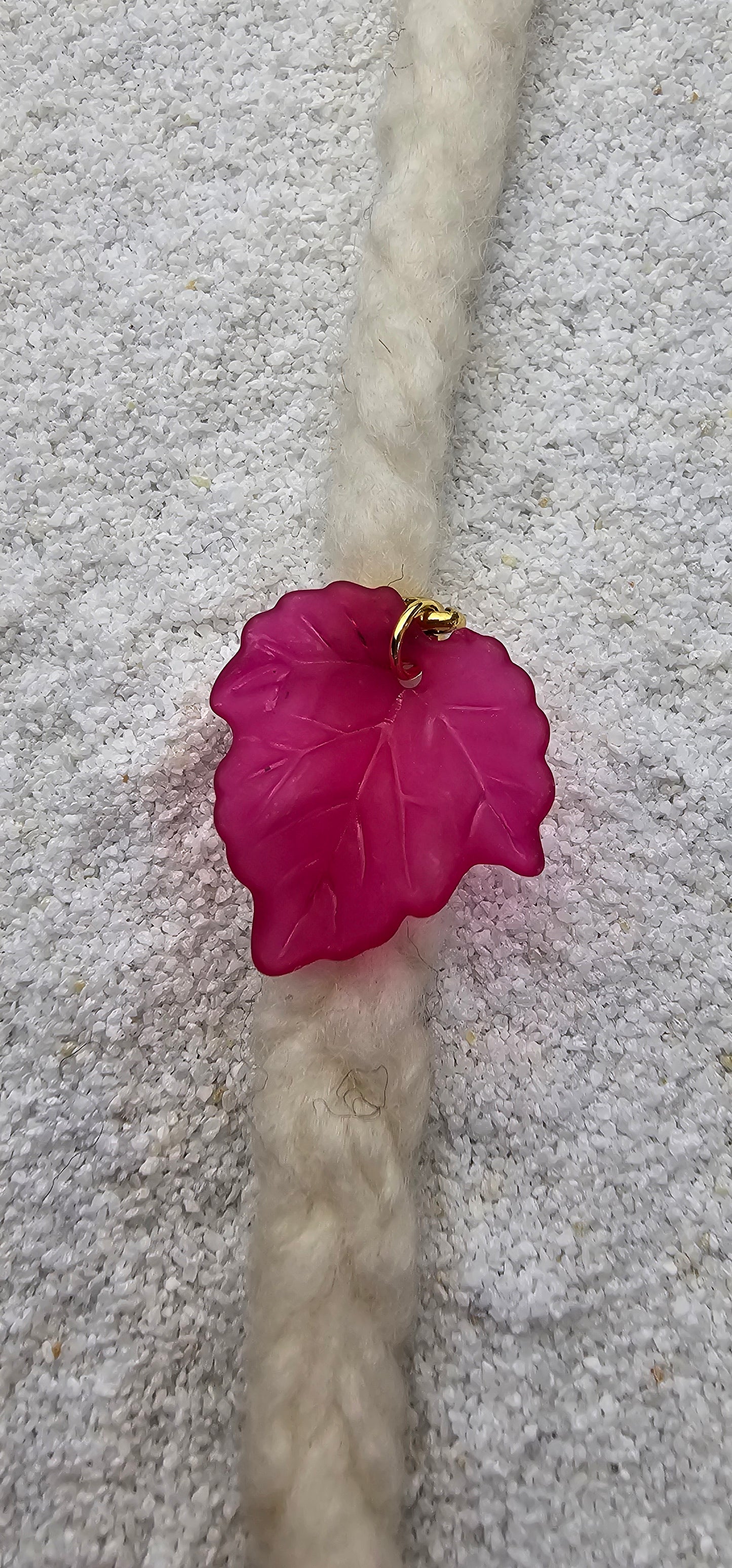 FEENKIND: Dreadschmuck / Dreadring / Dread Charm / Flecht Perle und halbtransparenter Fantasy Blattlaub Acryl-Anhänger in brillianten Farben