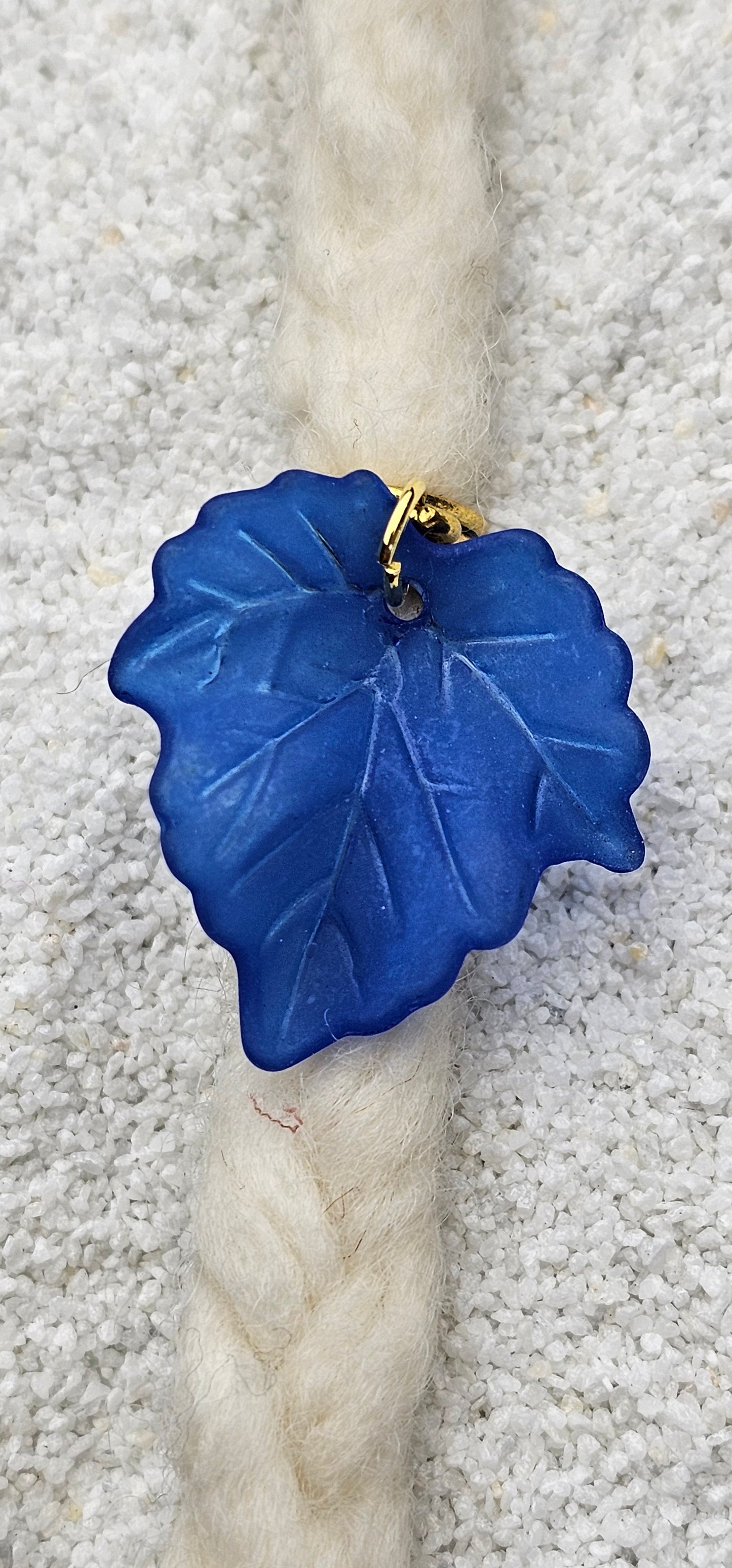 FEENKIND: Dreadschmuck / Dreadring / Dread Charm / Flecht Perle und halbtransparenter Fantasy Blattlaub Acryl-Anhänger in brillianten Farben