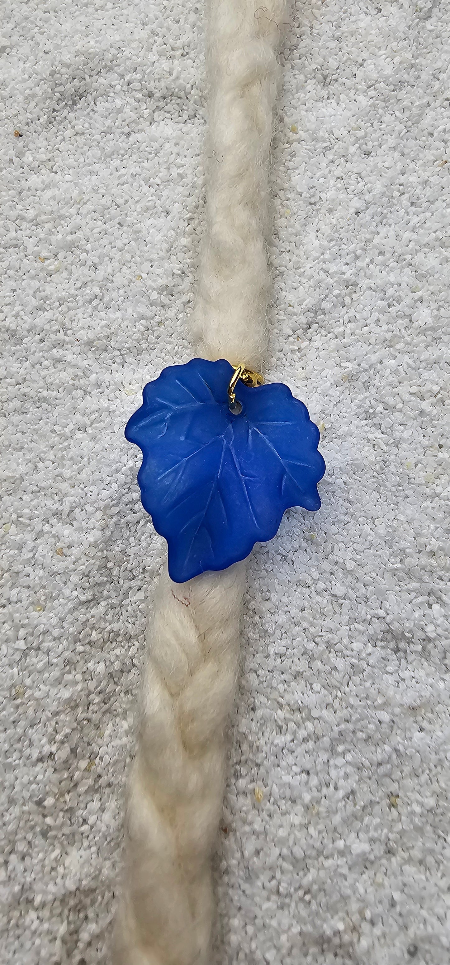 FEENKIND: Dreadschmuck / Dreadring / Dread Charm / Flecht Perle und halbtransparenter Fantasy Blattlaub Acryl-Anhänger in brillianten Farben