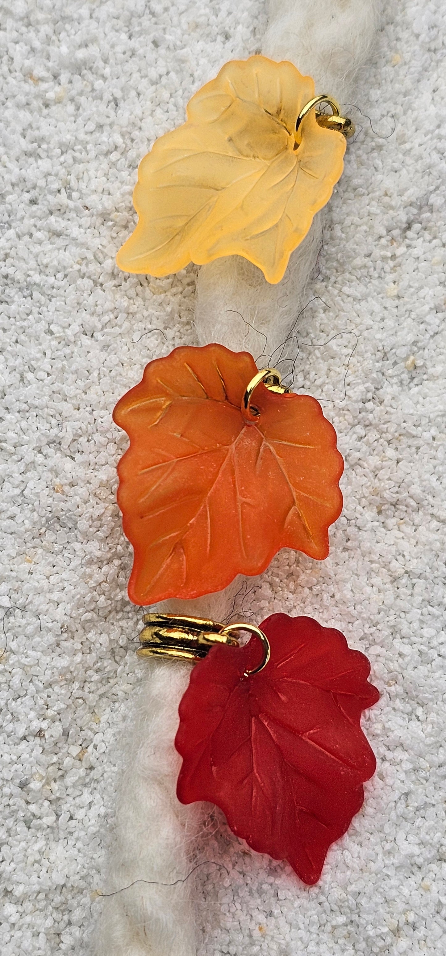 FEENKIND: Dreadschmuck / Dreadring / Dread Charm / Flecht Perle und halbtransparenter Fantasy Blattlaub Acryl-Anhänger in brillianten Farben