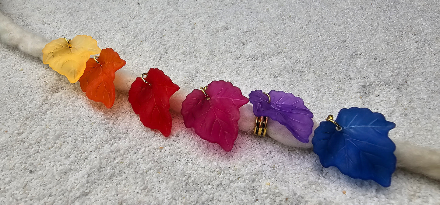 FEENKIND: Dreadschmuck / Dreadring / Dread Charm / Flecht Perle und halbtransparenter Fantasy Blattlaub Acryl-Anhänger in brillianten Farben