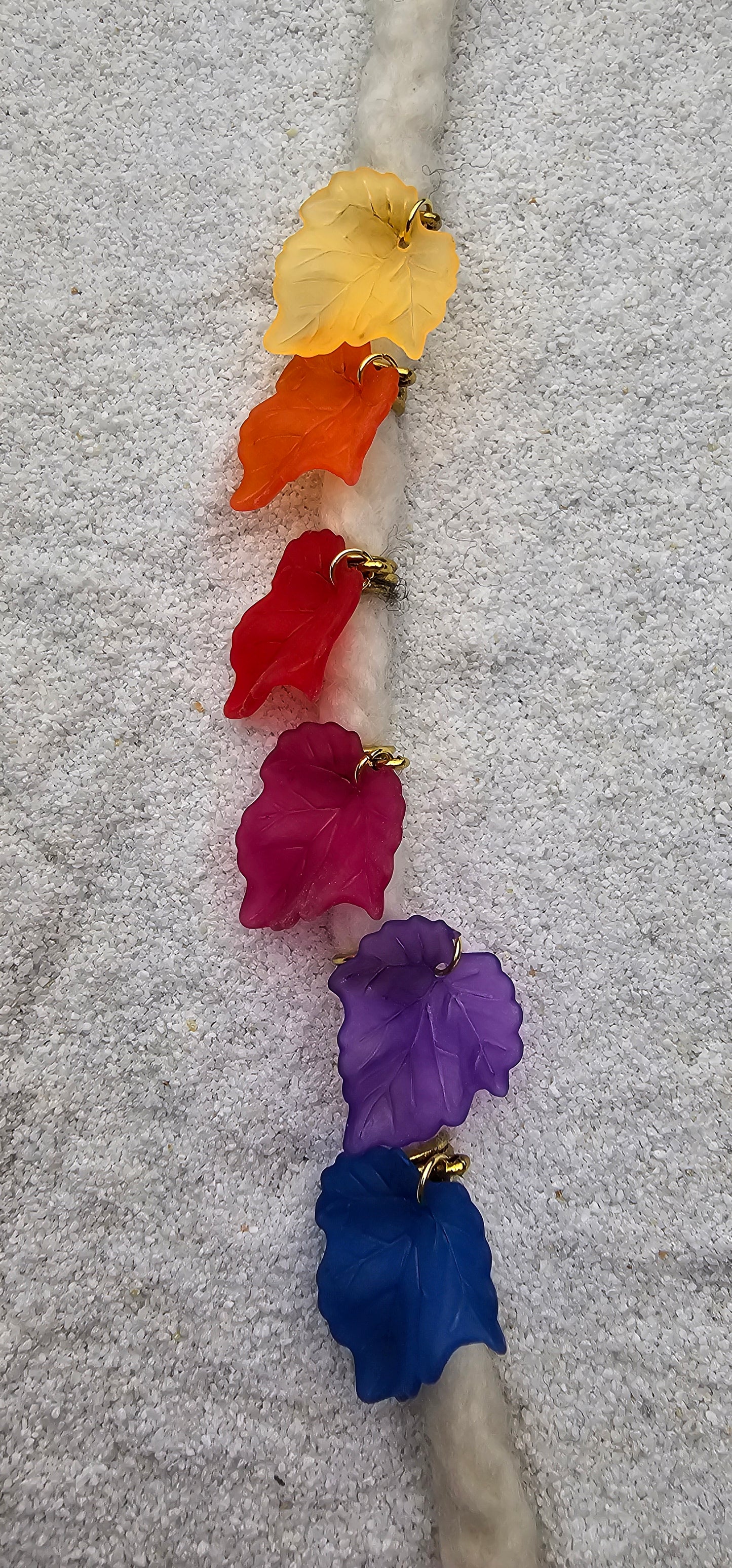 FEENKIND: Dreadschmuck / Dreadring / Dread Charm / Flecht Perle und halbtransparenter Fantasy Blattlaub Acryl-Anhänger in brillianten Farben