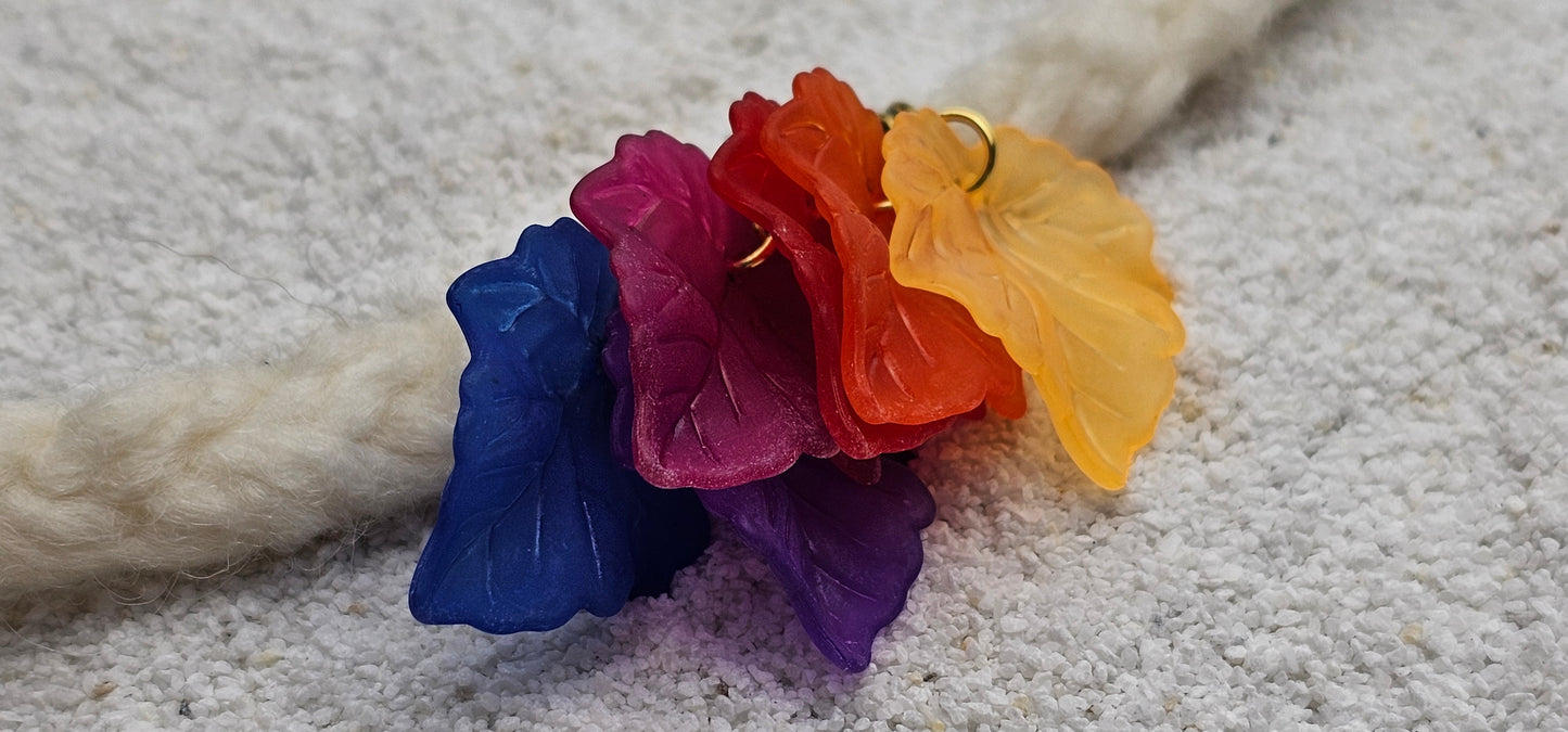 FEENKIND: Dreadschmuck / Dreadring / Dread Charm / Flecht Perle und halbtransparenter Fantasy Blattlaub Acryl-Anhänger in brillianten Farben