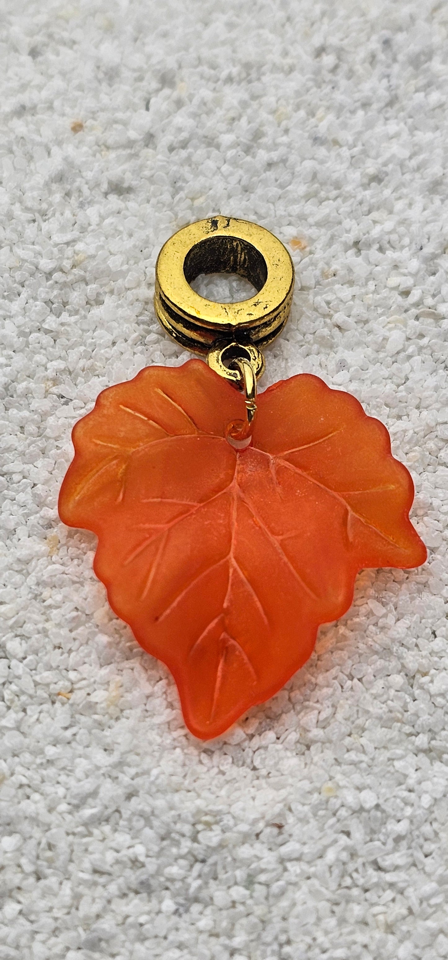FEENKIND: Dreadschmuck / Dreadring / Dread Charm / Flecht Perle und halbtransparenter Fantasy Blattlaub Acryl-Anhänger in brillianten Farben