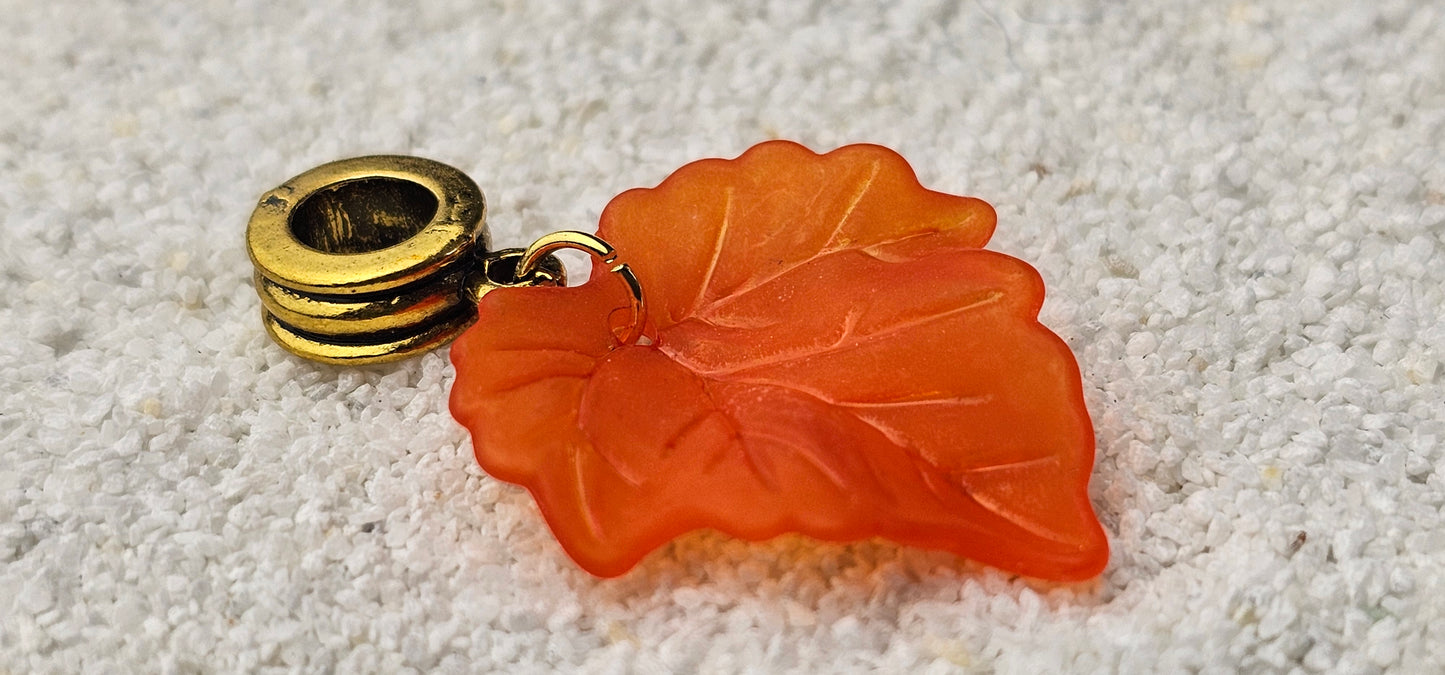 FEENKIND: Dreadschmuck / Dreadring / Dread Charm / Flecht Perle und halbtransparenter Fantasy Blattlaub Acryl-Anhänger in brillianten Farben