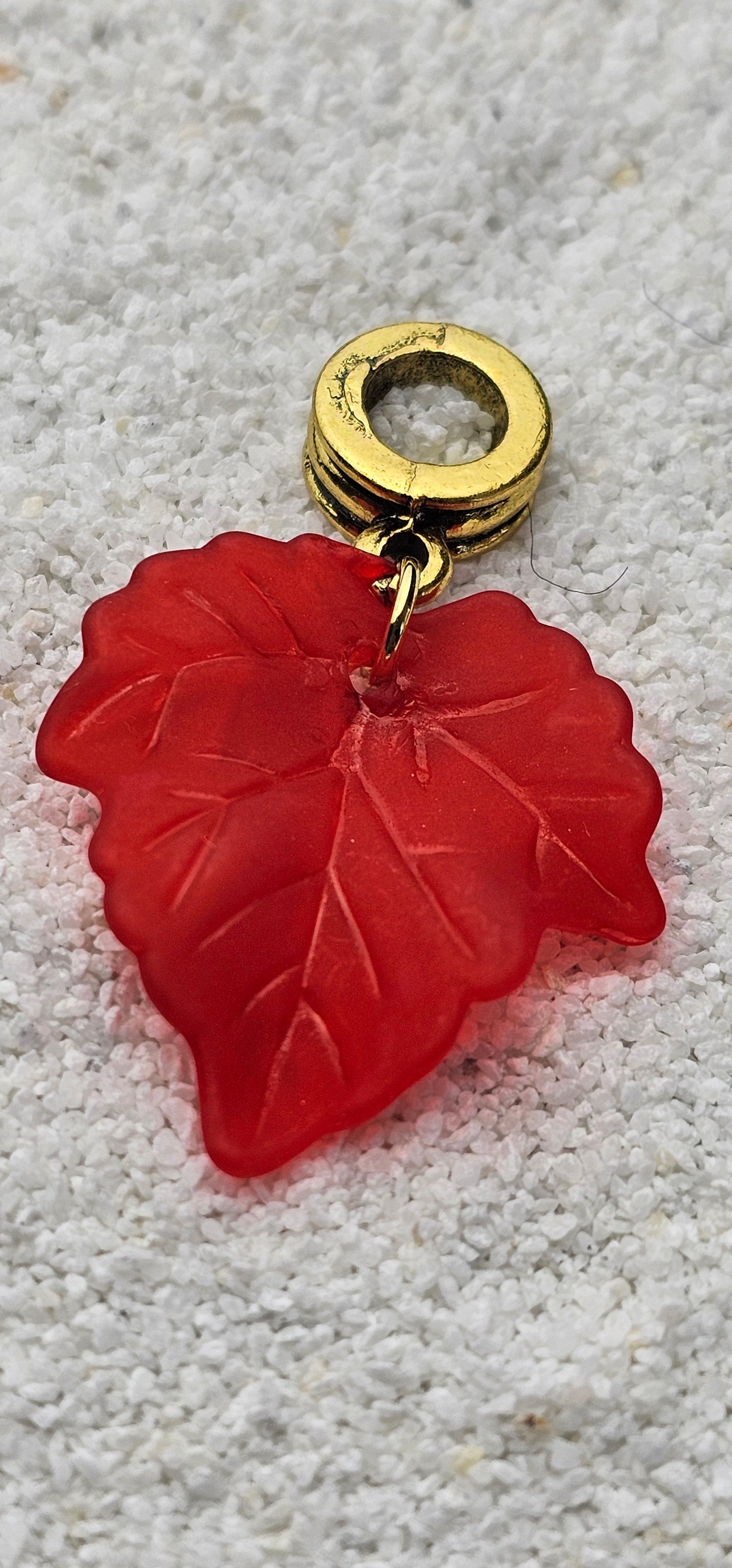 FEENKIND: Dreadschmuck / Dreadring / Dread Charm / Flecht Perle und halbtransparenter Fantasy Blattlaub Acryl-Anhänger in brillianten Farben