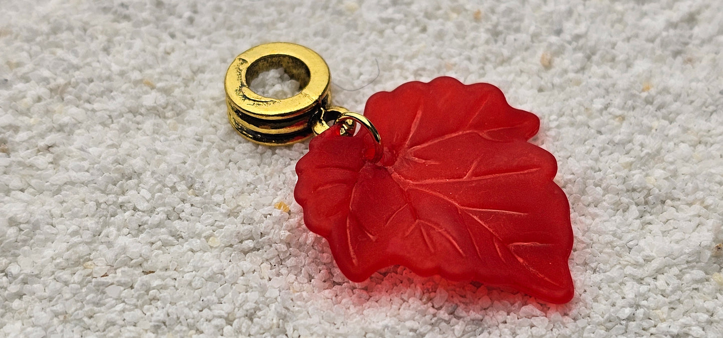 FEENKIND: Dreadschmuck / Dreadring / Dread Charm / Flecht Perle und halbtransparenter Fantasy Blattlaub Acryl-Anhänger in brillianten Farben