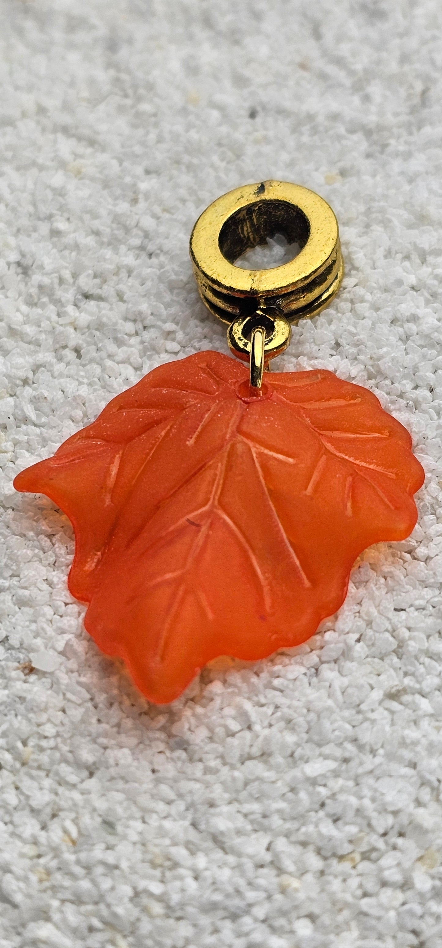 FEENKIND: Dreadschmuck / Dreadring / Dread Charm / Flecht Perle und halbtransparenter Fantasy Blattlaub Acryl-Anhänger in brillianten Farben